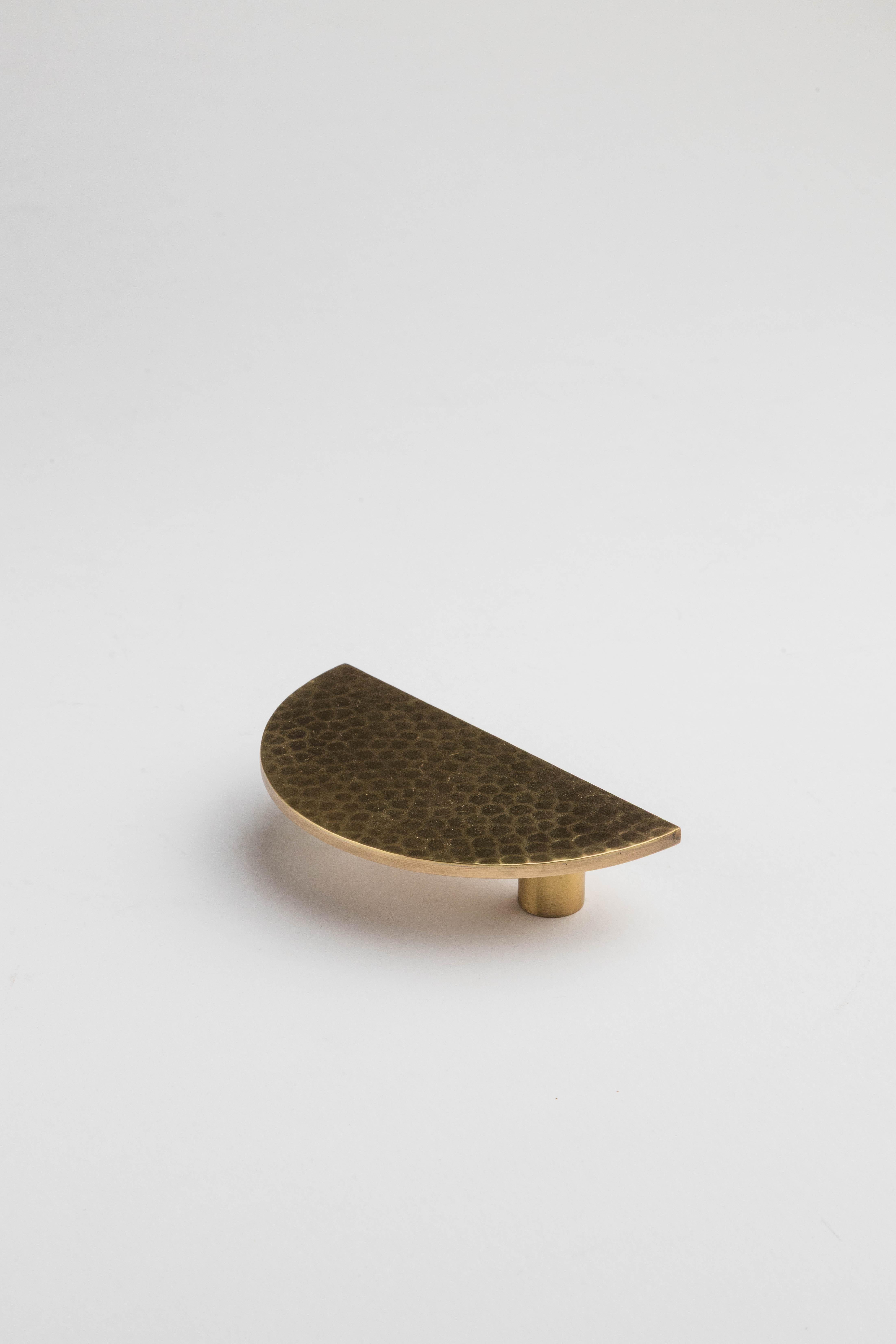 Dieser Schubladengriff aus massivem Messing ist Teil der Oriental Touch Collection'S. Seine halbrunde Form ist durch eine klare und einfache Geometrie definiert, die durch eine von Hand aufgetragene Textur noch verstärkt wird.

Jedes Stück wird