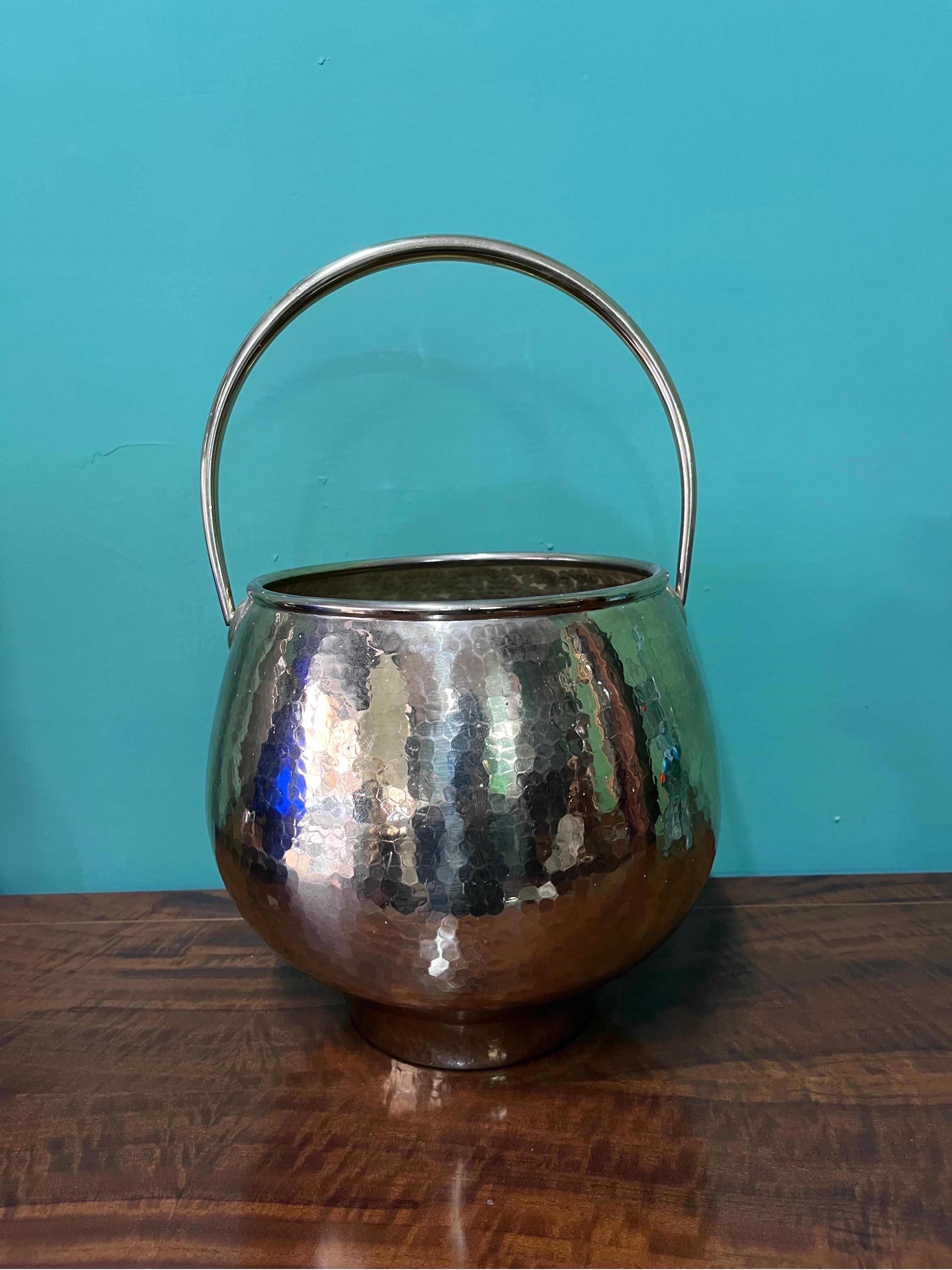 Hammered brass drink holder basket from the 1950s

Very good condition 

Perfect as Christmas gift 

Measures. 
Cm 40 h x cm 23 x cm 23.