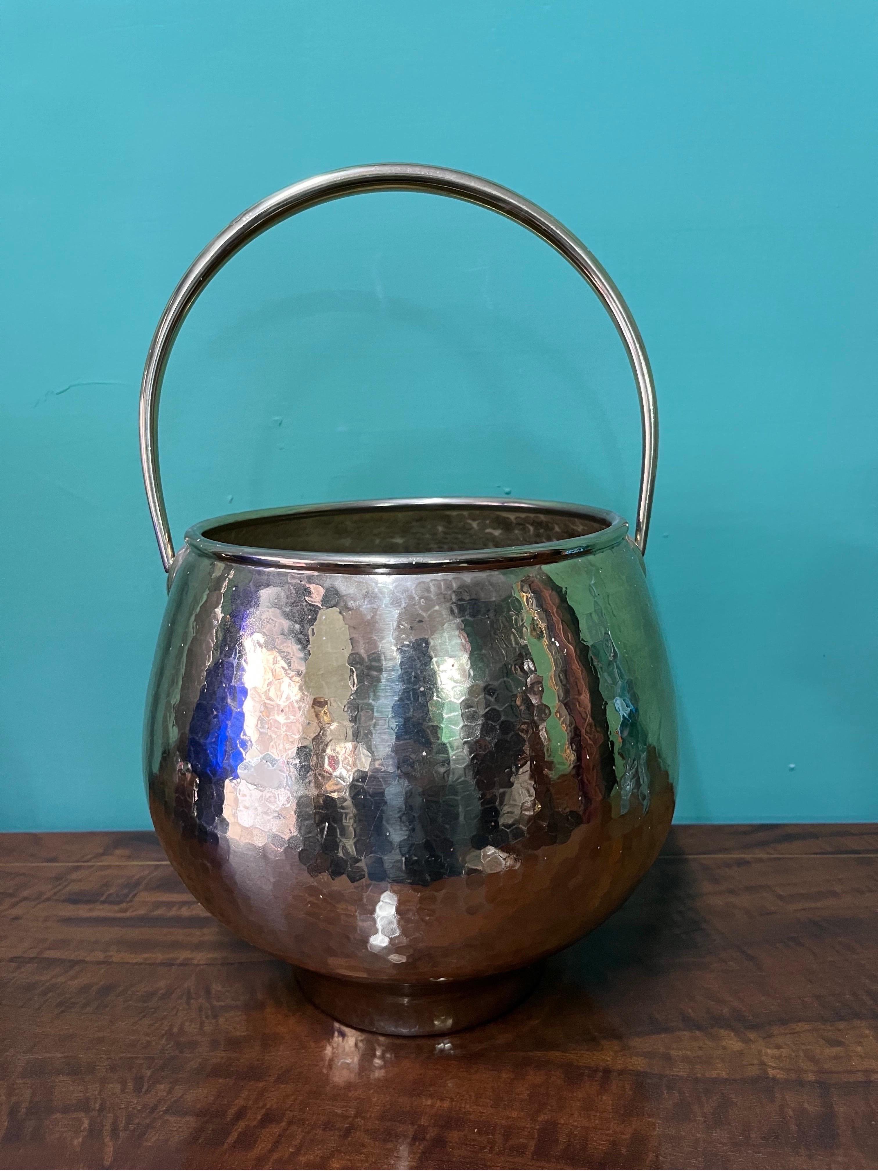 Hammered Brass Drink Holder Basket from the 1950s In Excellent Condition For Sale In Foggia, FG