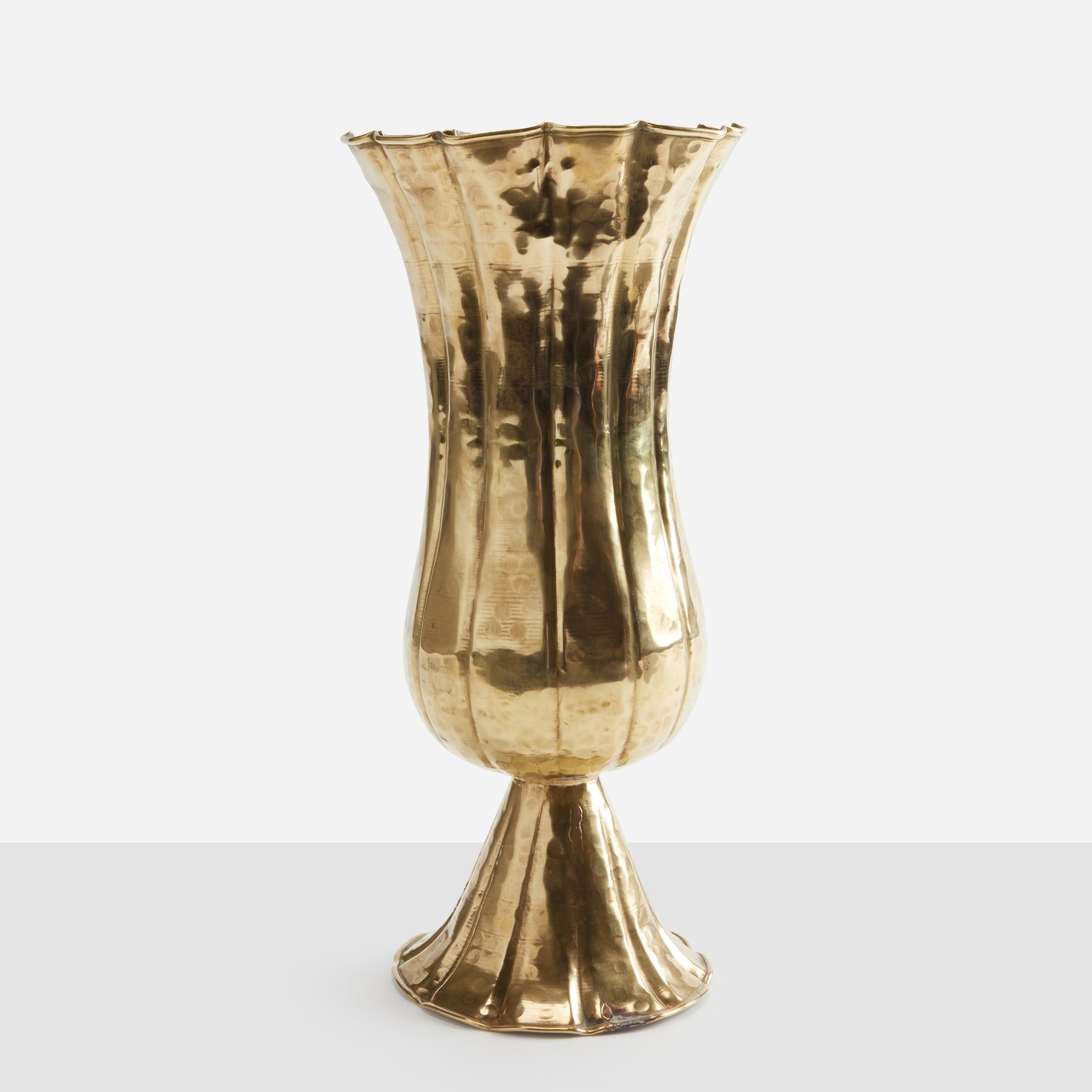 Moderno Vaso scanalato in ottone martellato di Josef Hoffman in vendita