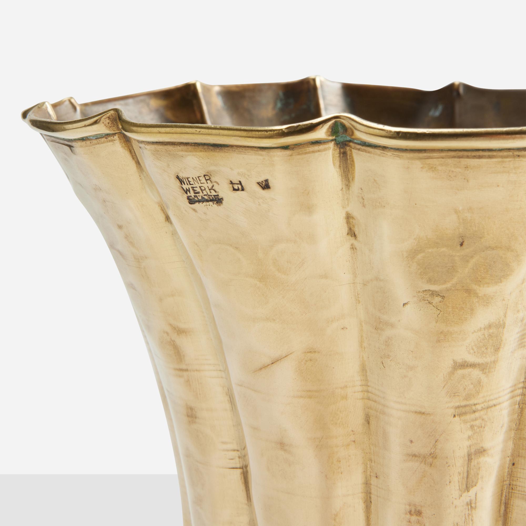 Vaso scanalato in ottone martellato di Josef Hoffman In condizioni buone in vendita a San Francisco, CA