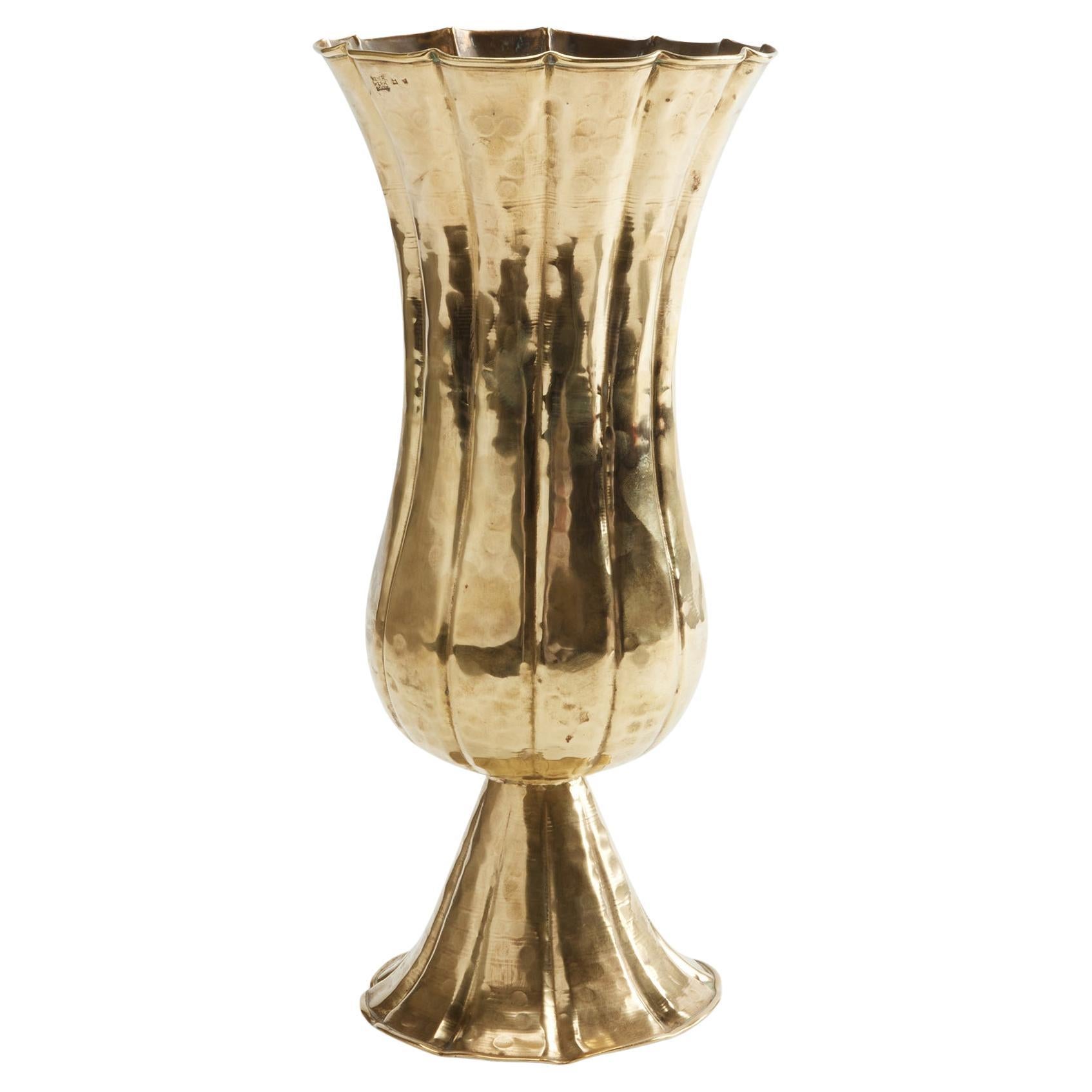 Vaso scanalato in ottone martellato di Josef Hoffman