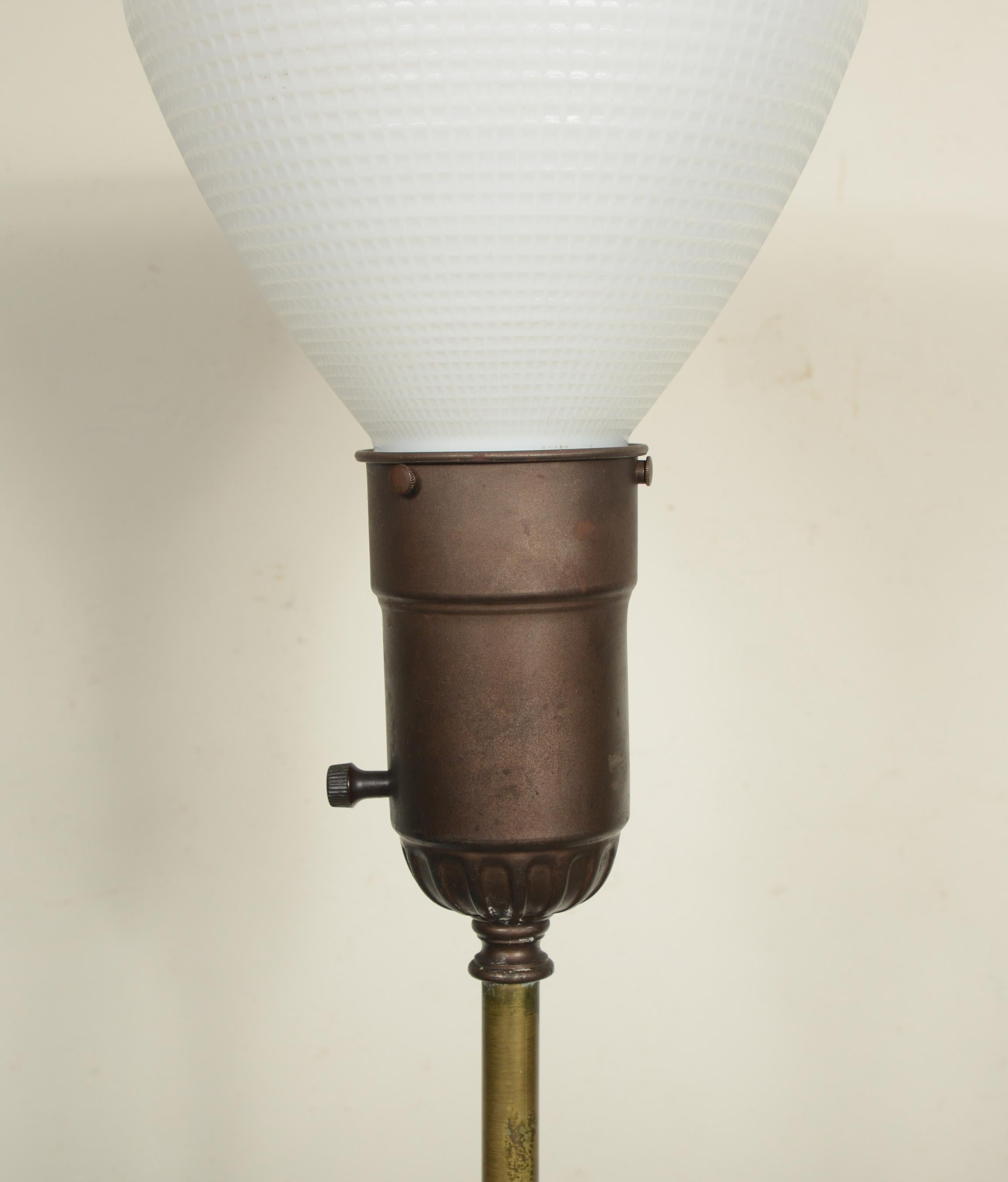 Modernistische Stehlampe aus gehämmertem Messing, Volkskunst (20. Jahrhundert) im Angebot