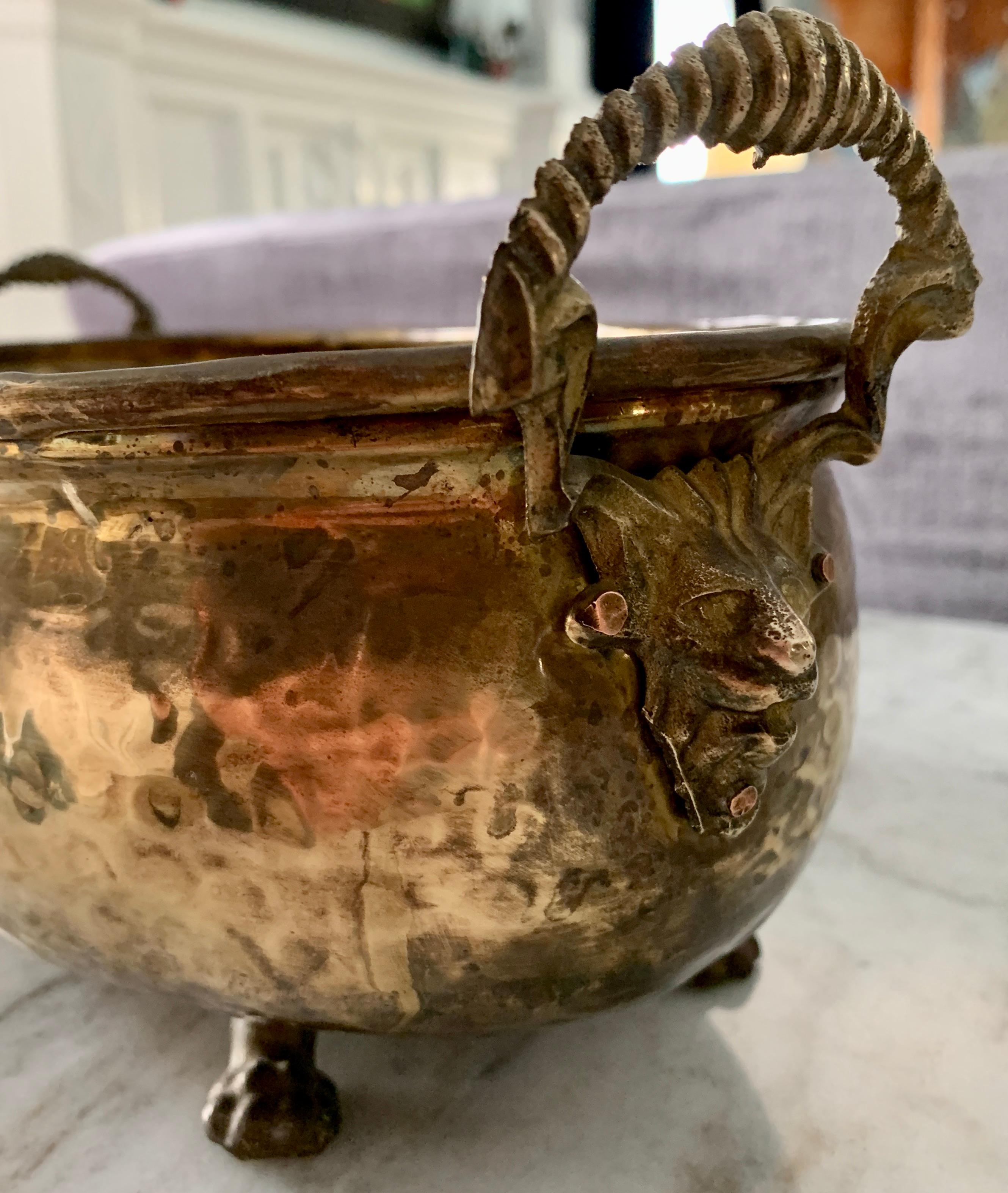 Néoclassique Jardinière en laiton Hammer avec poignée en forme de lion et pieds en forme de pattes en vente