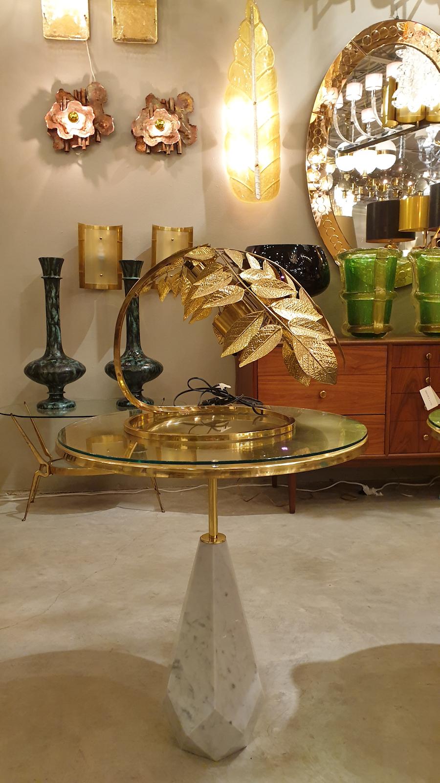 Mid-Century Modern hammered brass leaves table or desk lamp, by Tommaso Barbi, Italy, 1960s.
Delicate quality brass work, with full details. A modern touch classic lamp.
1 light, rewired for the US.
Creates a beautiful reflection through the