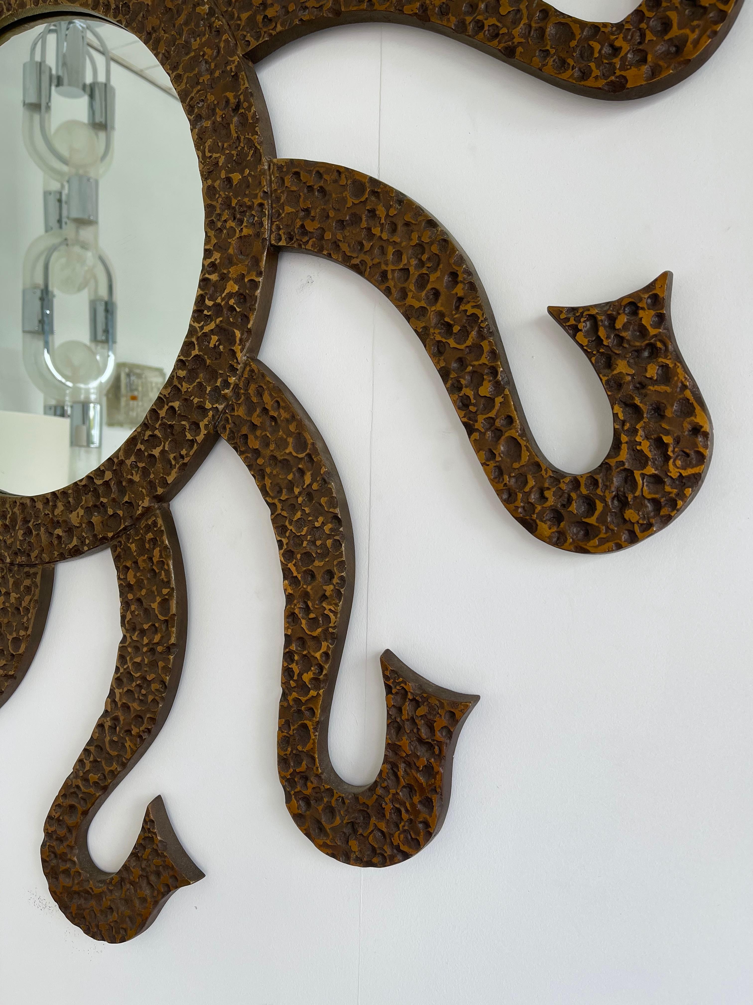 Raro grande specchio Octopus in stile ottone martellato con patina di bronzo del designer italiano Luciano Frigerio.