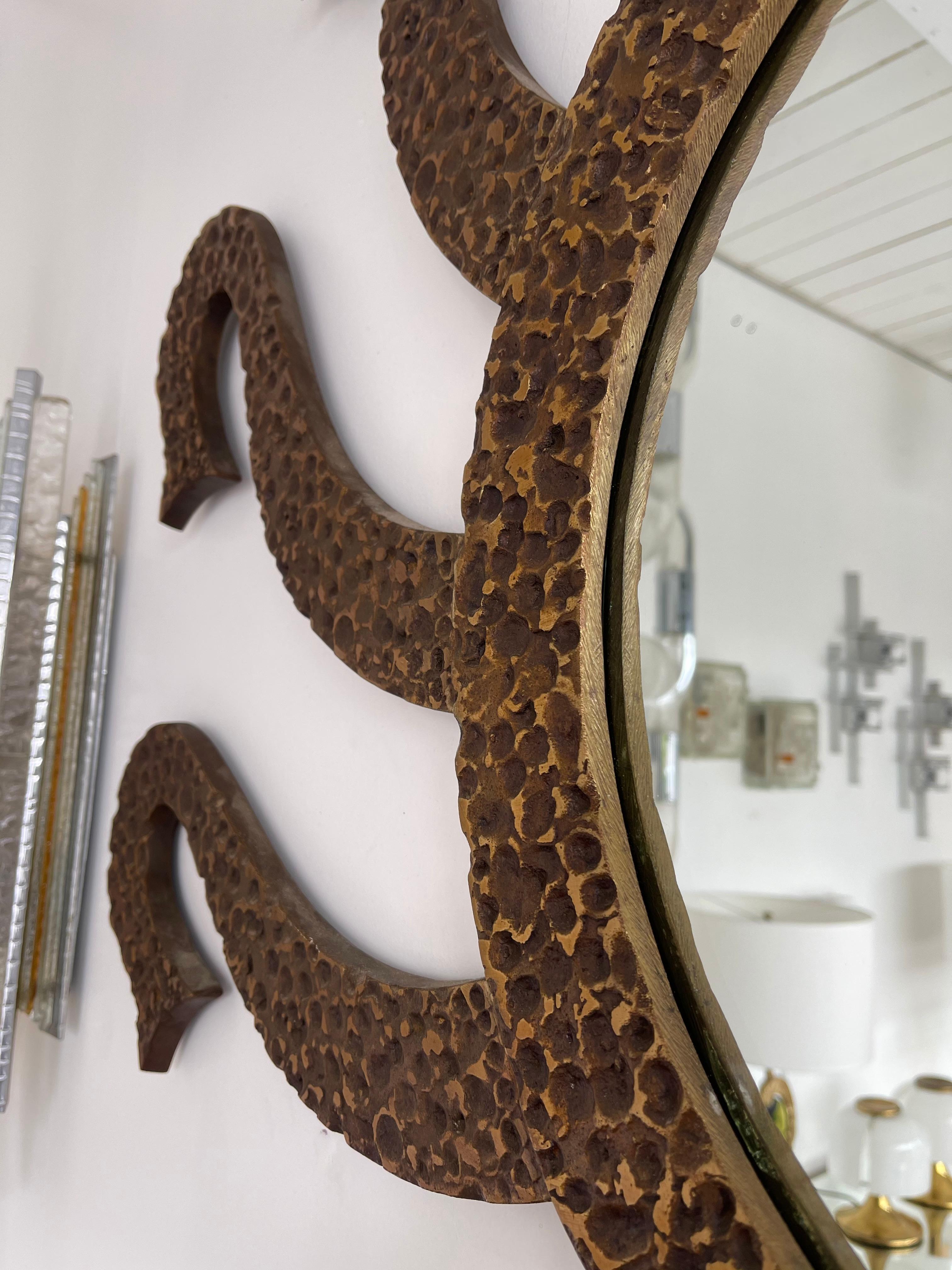 Hammered Brass Mirror Octopus by Luciano Frigerio. Italy, 1970s In Good Condition For Sale In SAINT-OUEN, FR