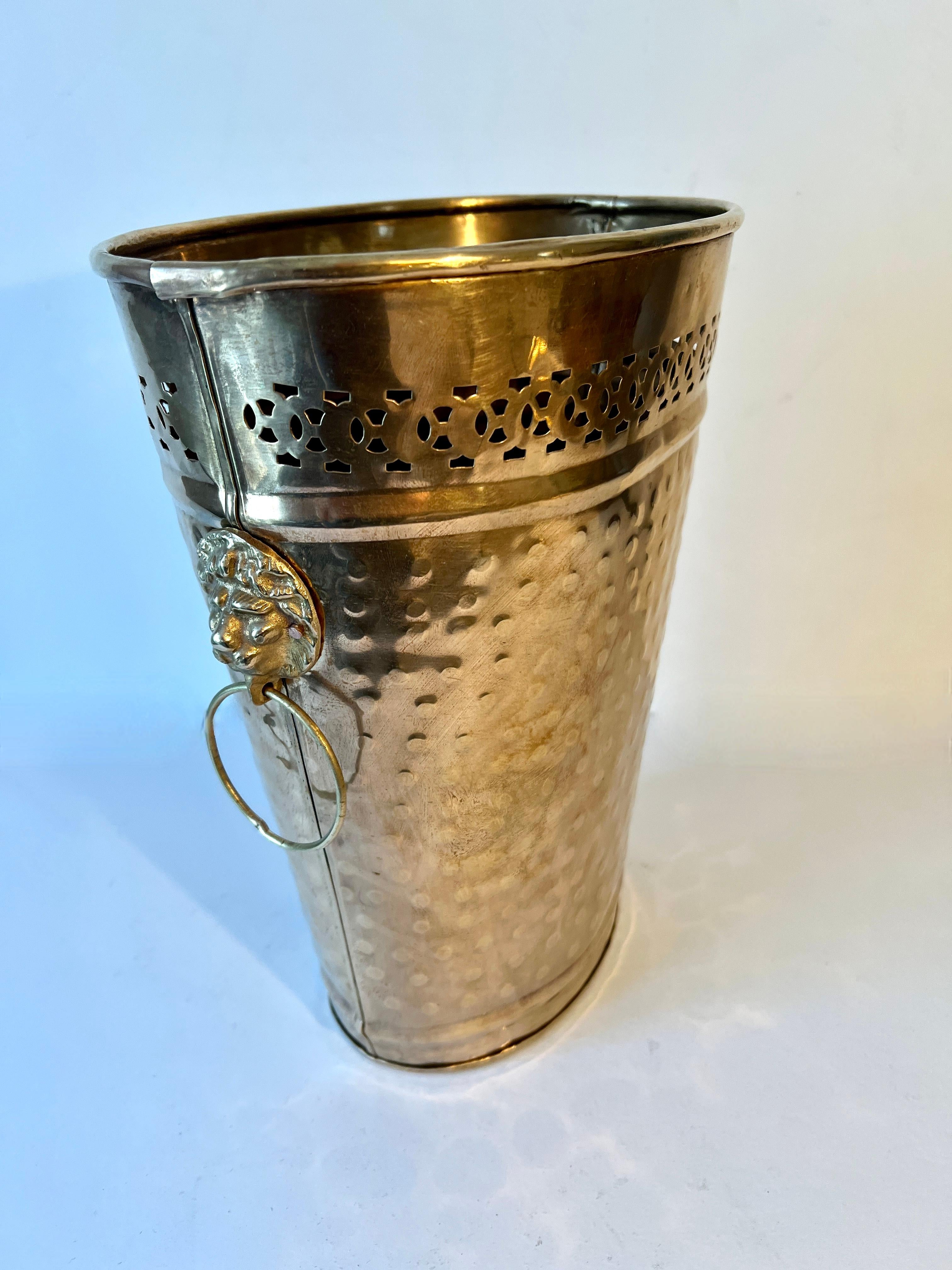 Hammered Brass Oval Waste Bin with Lion and Ring Handles In Good Condition For Sale In Los Angeles, CA