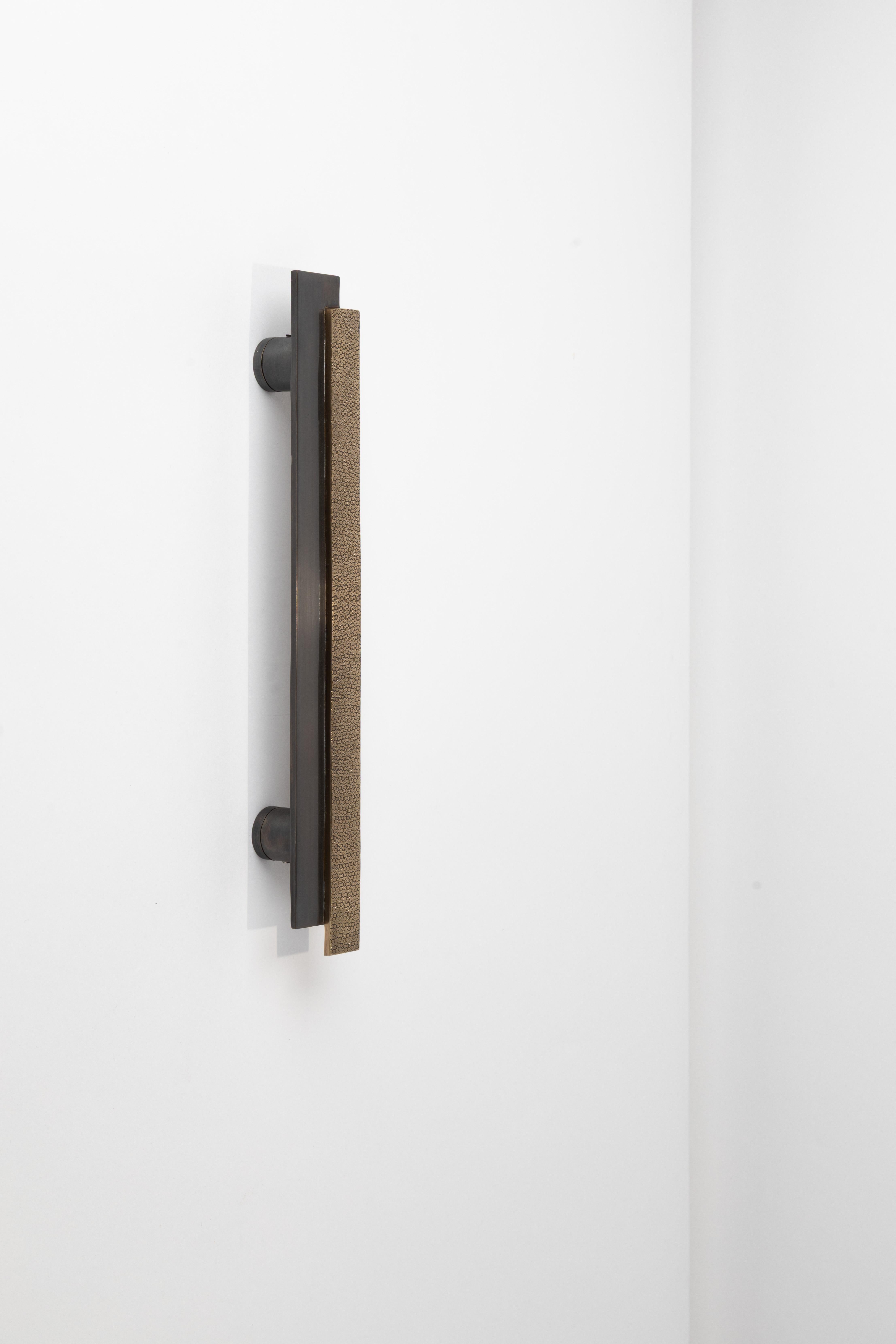 This solid brass pull handle, part of the Art Deco collection, blends simplicity and contrast, making it suitable for both doors and furniture pieces. With a length of 30 cm, it is versatile and can be used in indoor or protected outdoor