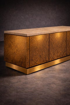 Buffet en laiton martelé avec dessus en travertin, buffet moderne de luxe