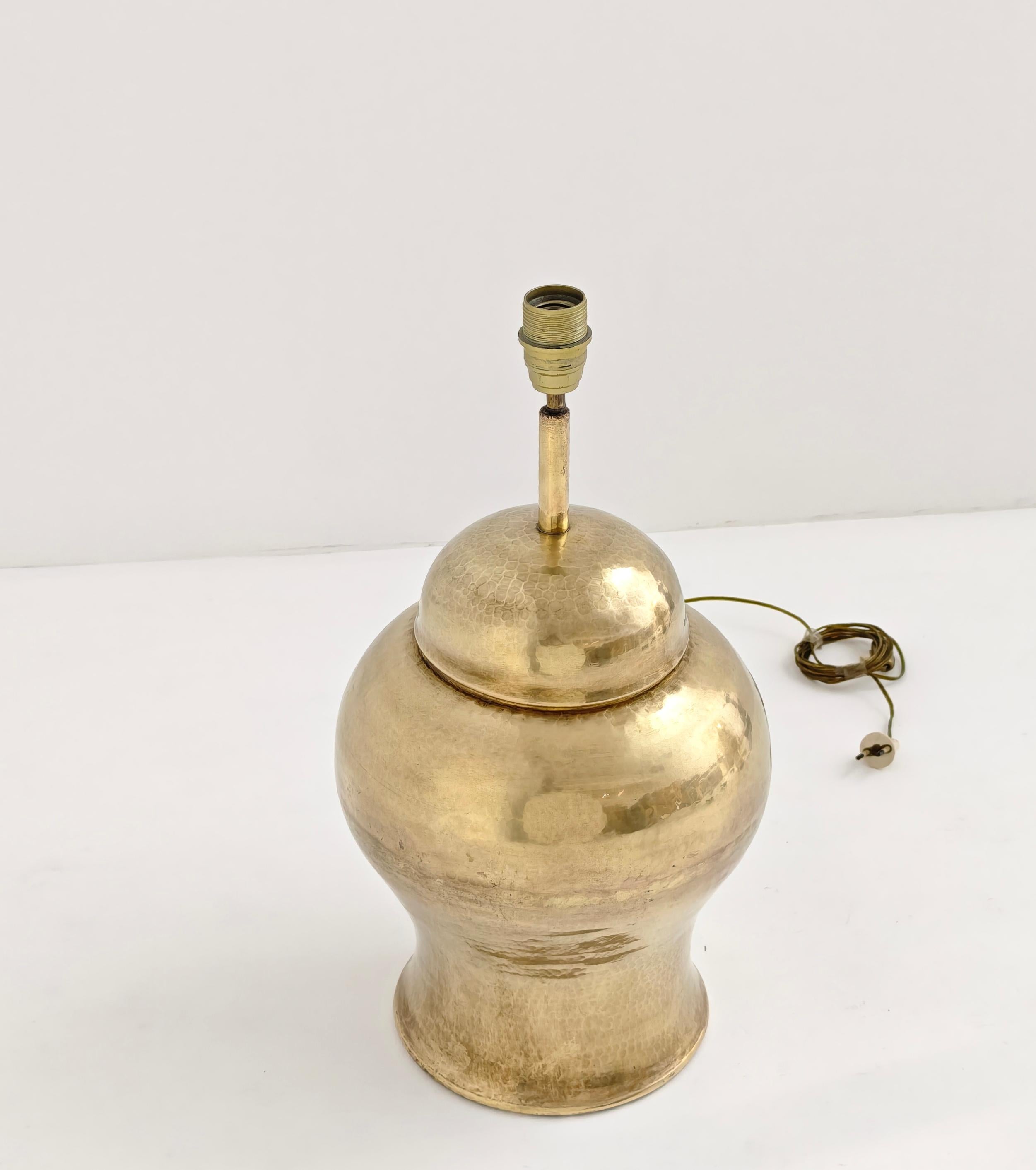 Lámpara de mesa de latón martillado Producción italiana 1960/70s Mid-Century Modern en venta 5