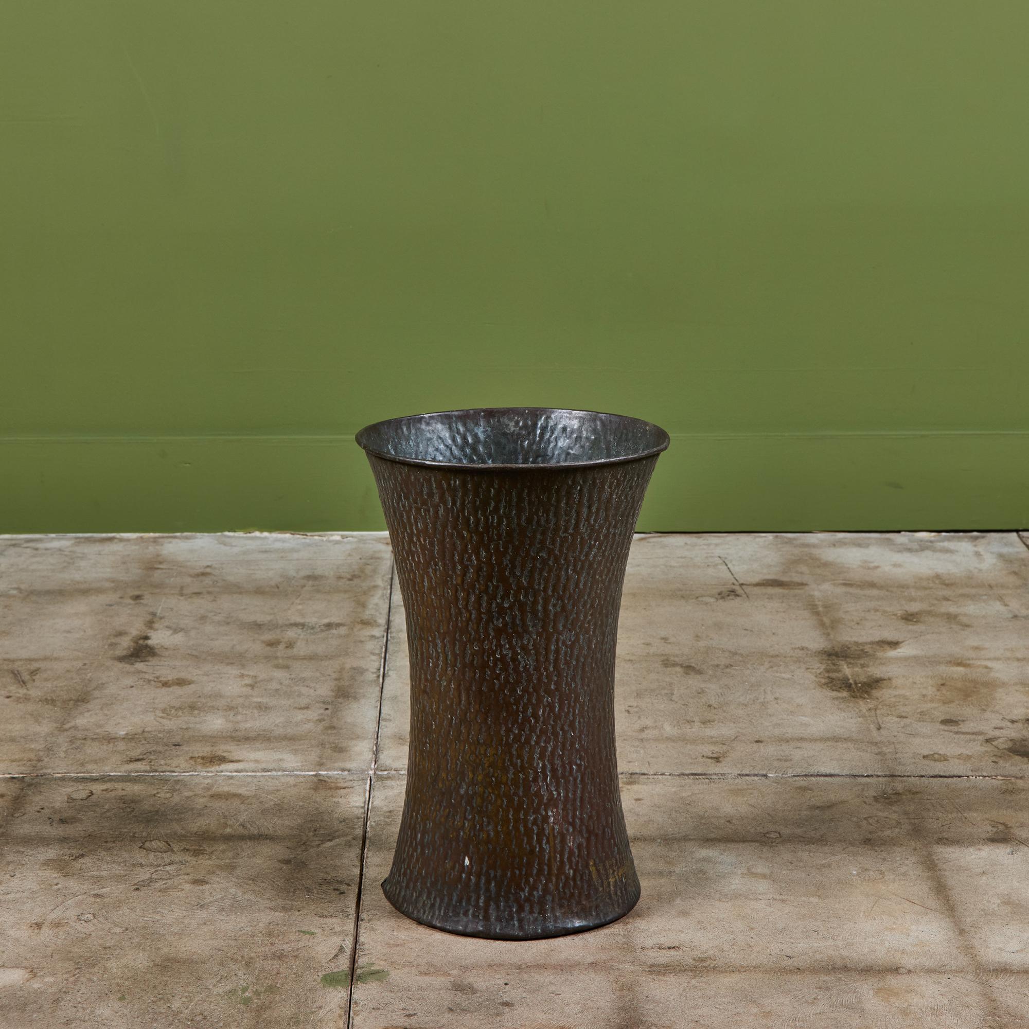 Récipient en laiton martelé en forme de tulipe. Cette pièce parfaitement patinée peut être utilisée comme vase, poubelle ou porte-parapluie.

Dimensions
11