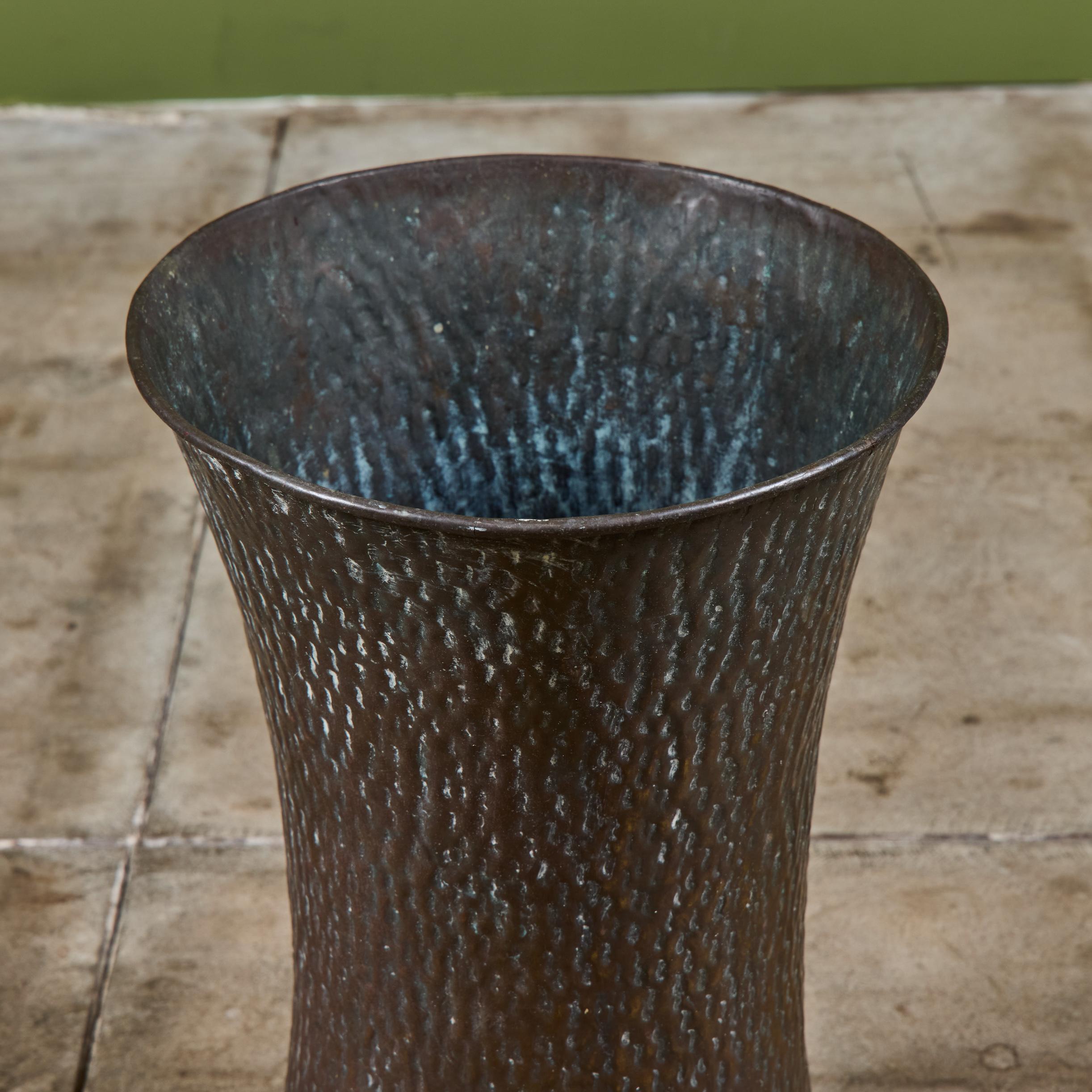 Mid-Century Modern Stand Umbrella en laiton Hammer en vente