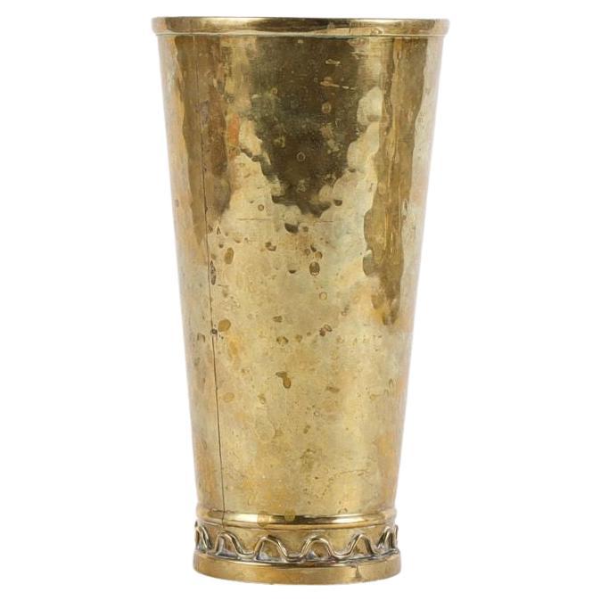Vaso in ottone martellato di Lars Holmström per Arvika in vendita