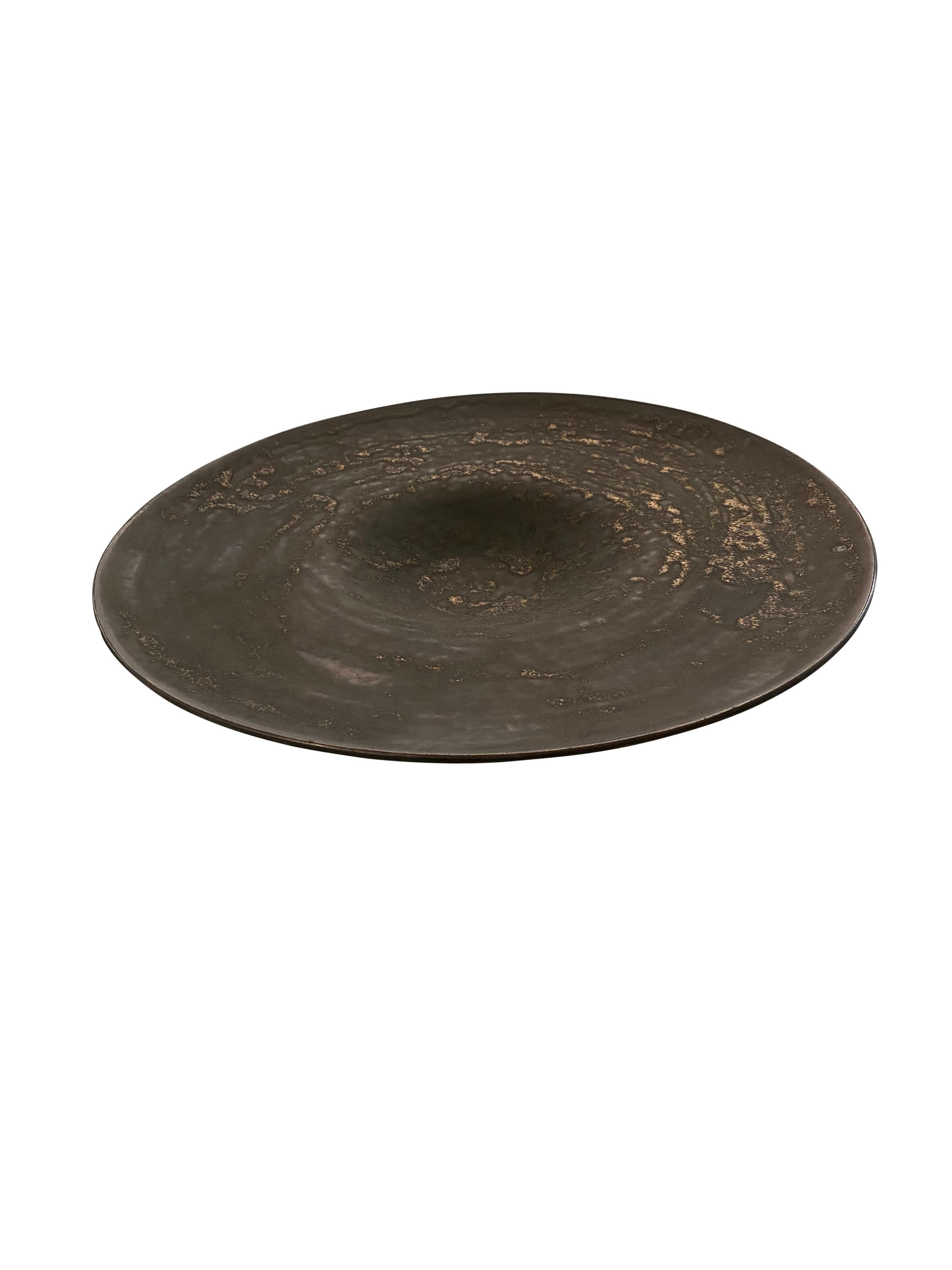 Contemporary American ceramicist Sandi Fellman hammered bronze stoneware platter.
Turquoise back.
Can hold water
One of several pieces from a large collection
Veteran photographer Sandi Fellman's ceramic vessels are an exploration of a new