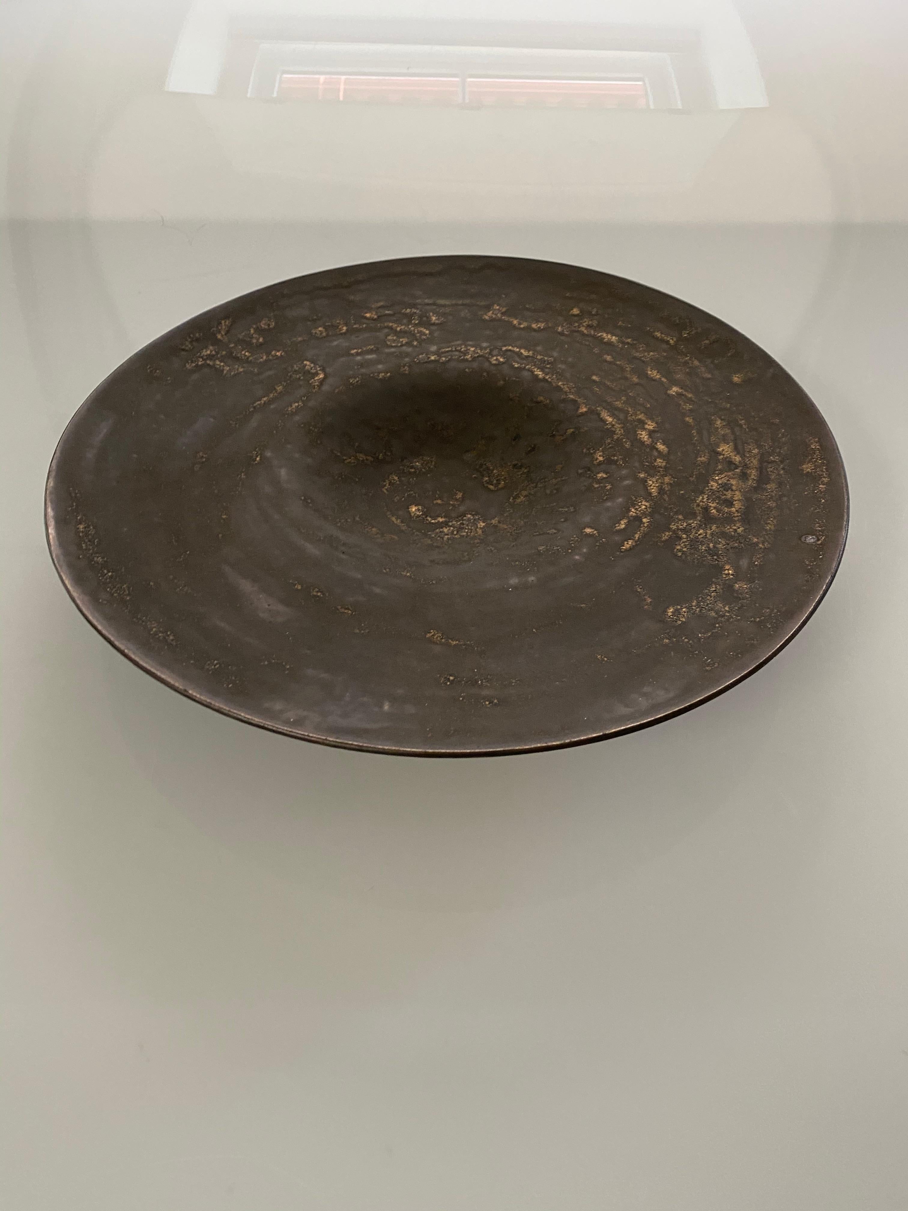 Hammered Bronze Stoneware Platter by American Ceramicist Sandi Fellman, USA In New Condition In New York, NY