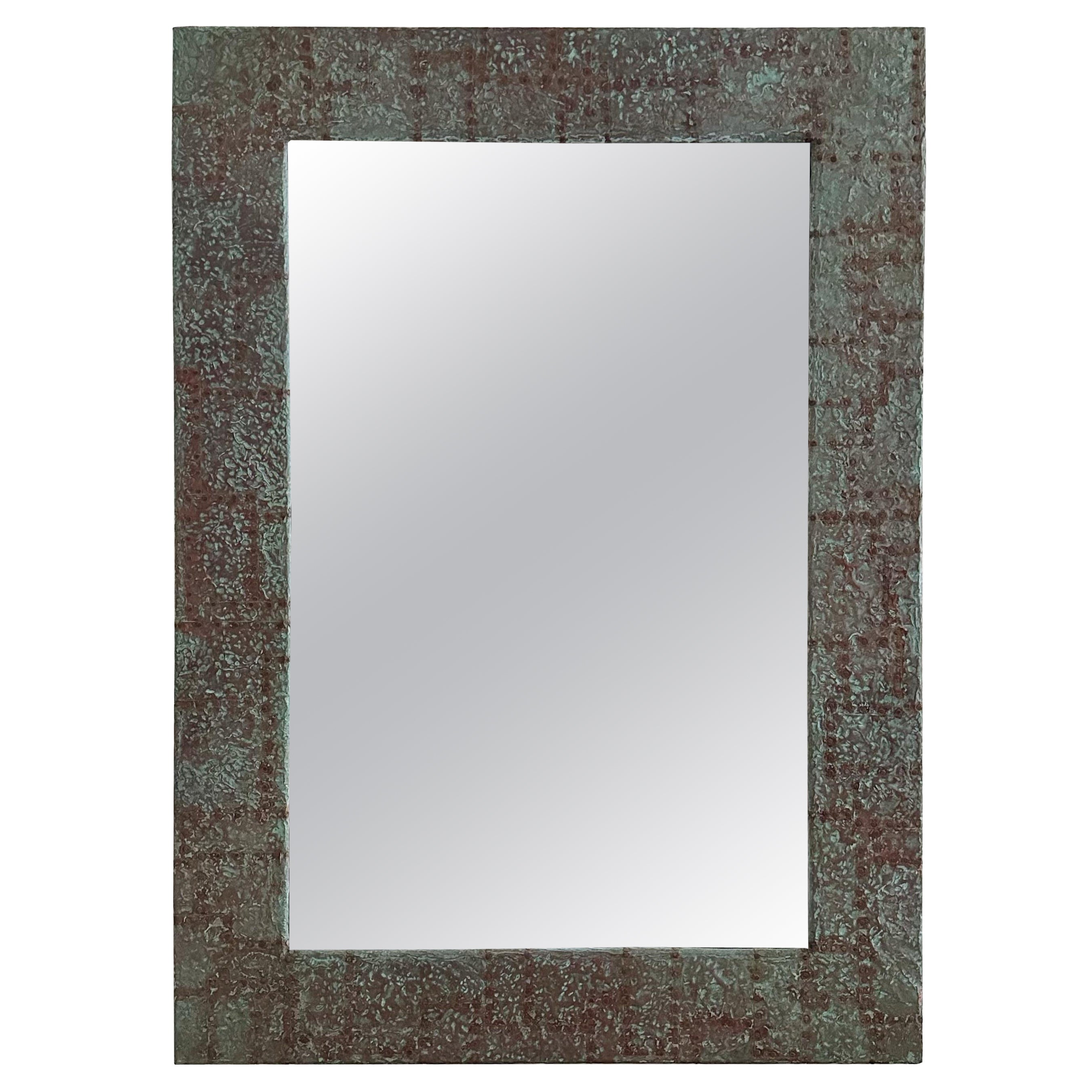 Miroir brutaliste martelé avec têtes de clous