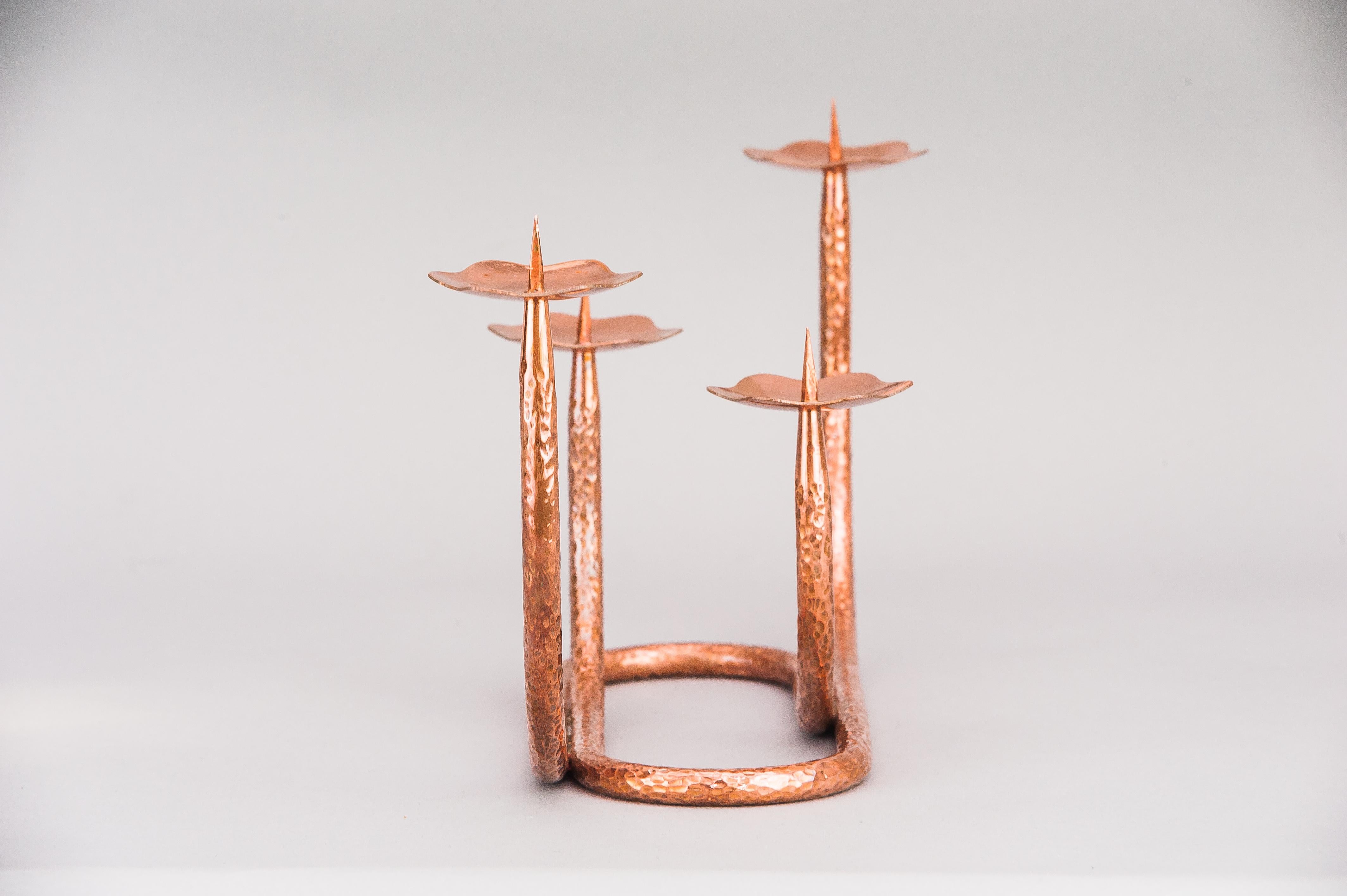 Gehämmerter Kerzenhalter aus Kupfer, ca. 1950er Jahre (Moderne der Mitte des Jahrhunderts) im Angebot