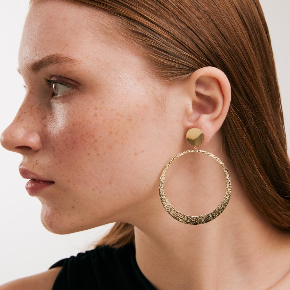 Hammered Circle Earrings in 14K Solid Yellow Gold In New Condition For Sale In New York, NY