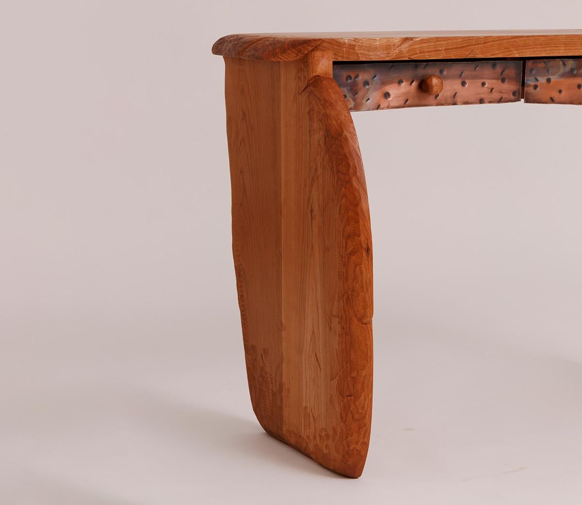 Consola Reno de cobre martillado y cerezo con tiradores circulares de cerezo by Luke Malaney Moderno en venta