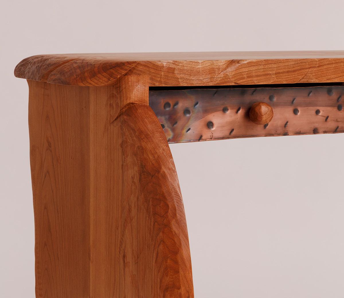 Consola Reno de cobre martillado y cerezo con tiradores circulares de cerezo by Luke Malaney Norteamericano en venta