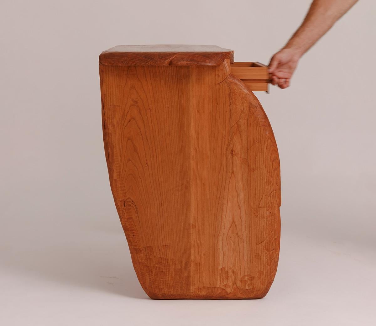 Consola Reno de cobre martillado y cerezo con tiradores circulares de cerezo by Luke Malaney Tallado en venta