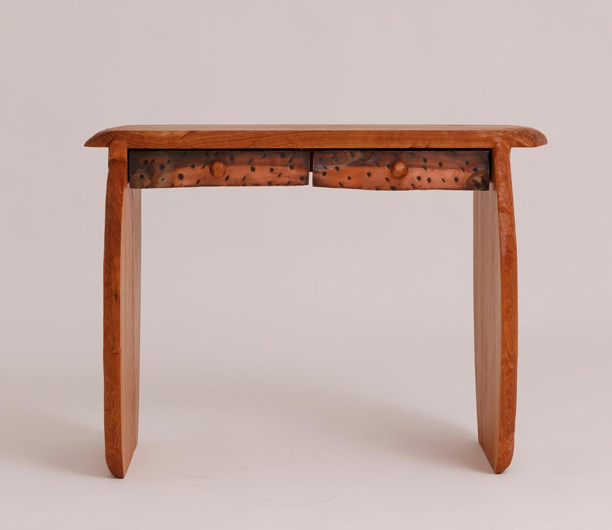 Consola Reno de cobre martillado y cerezo con tiradores circulares de cerezo by Luke Malaney Siglo XXI y contemporáneo en venta