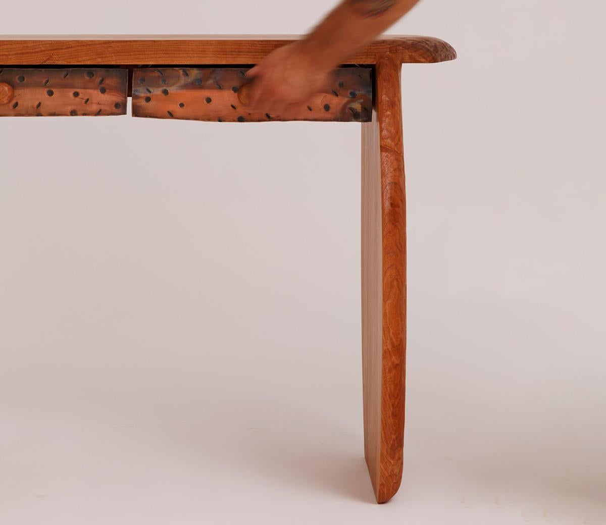 Consola Reno de cobre martillado y cerezo con tiradores circulares de cerezo by Luke Malaney Cobre en venta
