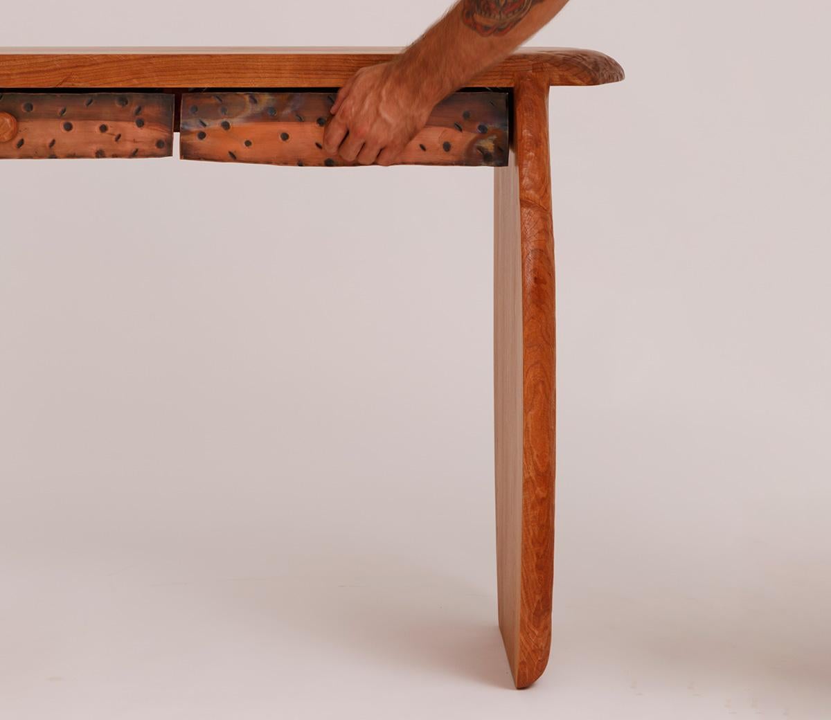 Consola Reno de cobre martillado y cerezo con tiradores circulares de cerezo by Luke Malaney en venta 1