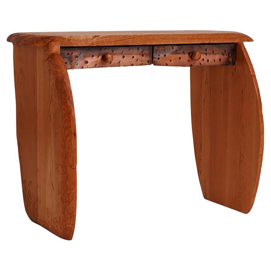 Consola Reno de cobre martillado y cerezo con tiradores circulares de cerezo by Luke Malaney en venta