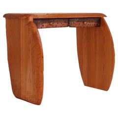 Consola Roxanne de cobre martillado y cerezo con tiradores de labio de bronce by Luke Malaney