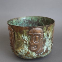 Cachepot en cuivre martelé avec frise de visages ancestraux par Graziella Laffi