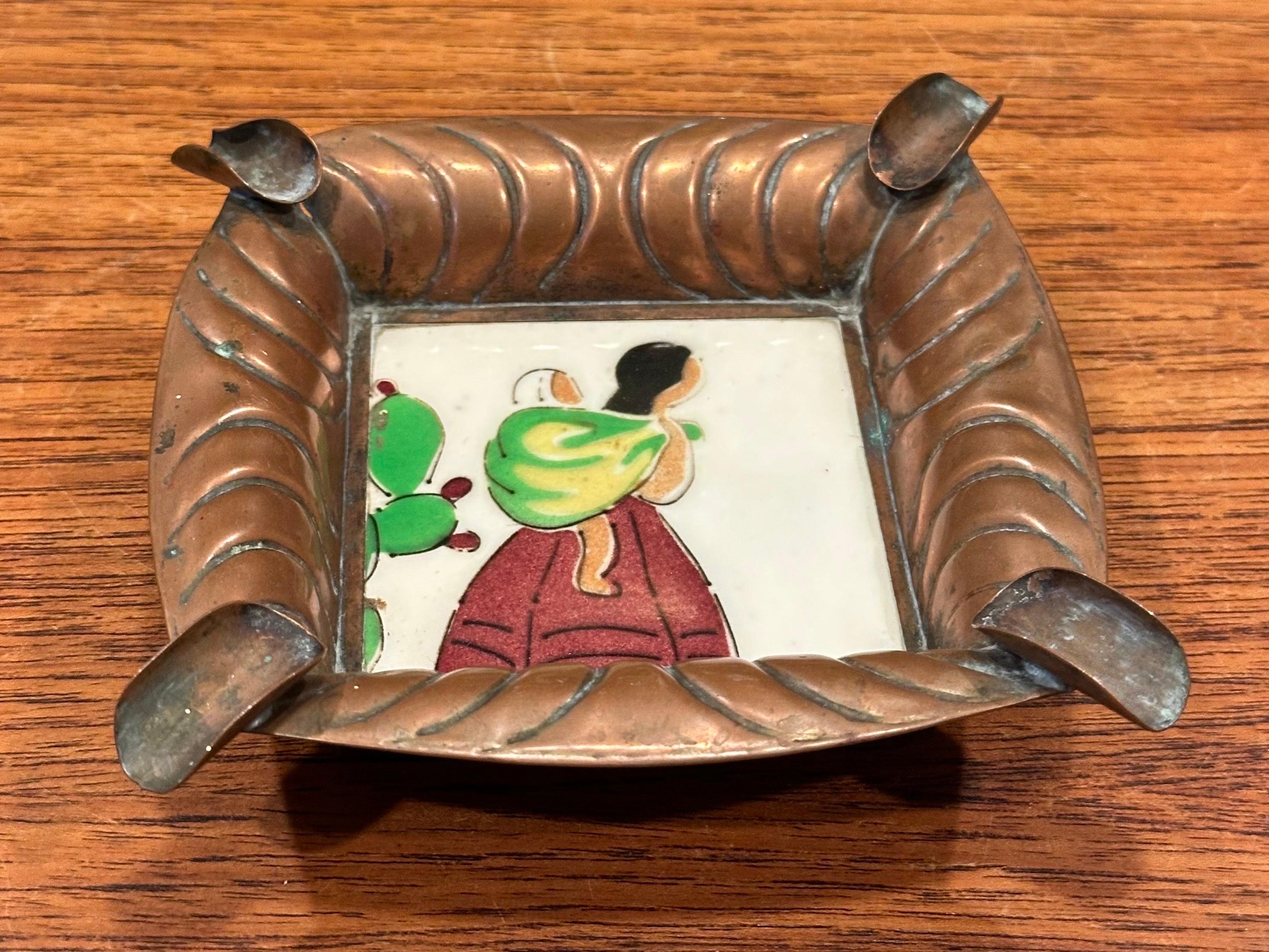 Cenicero de Arte Popular Mexicano de Cobre Martillado y Azulejos de Cerámica siglo XX en venta