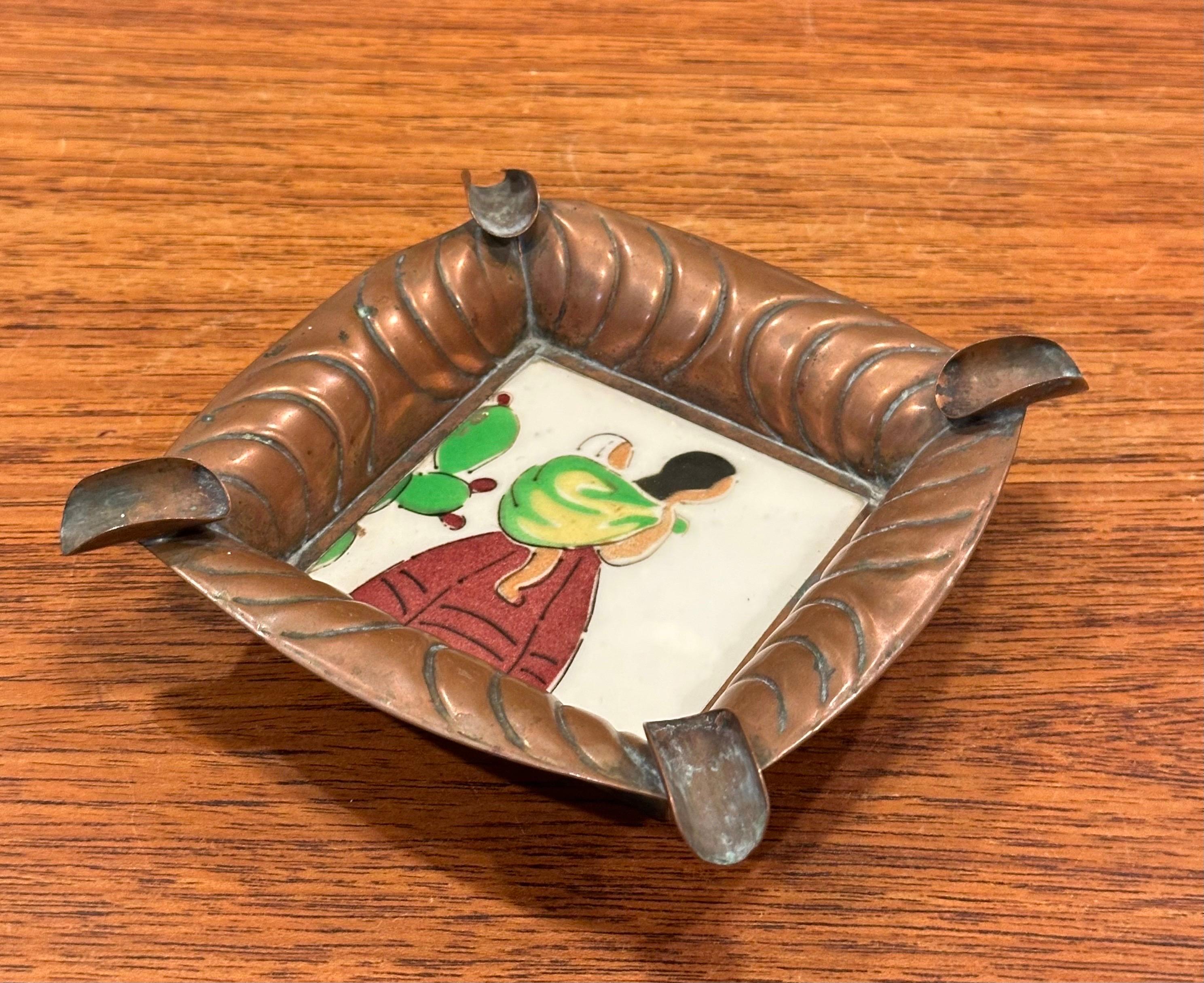 Cenicero de Arte Popular Mexicano de Cobre Martillado y Azulejos de Cerámica Cerámico en venta