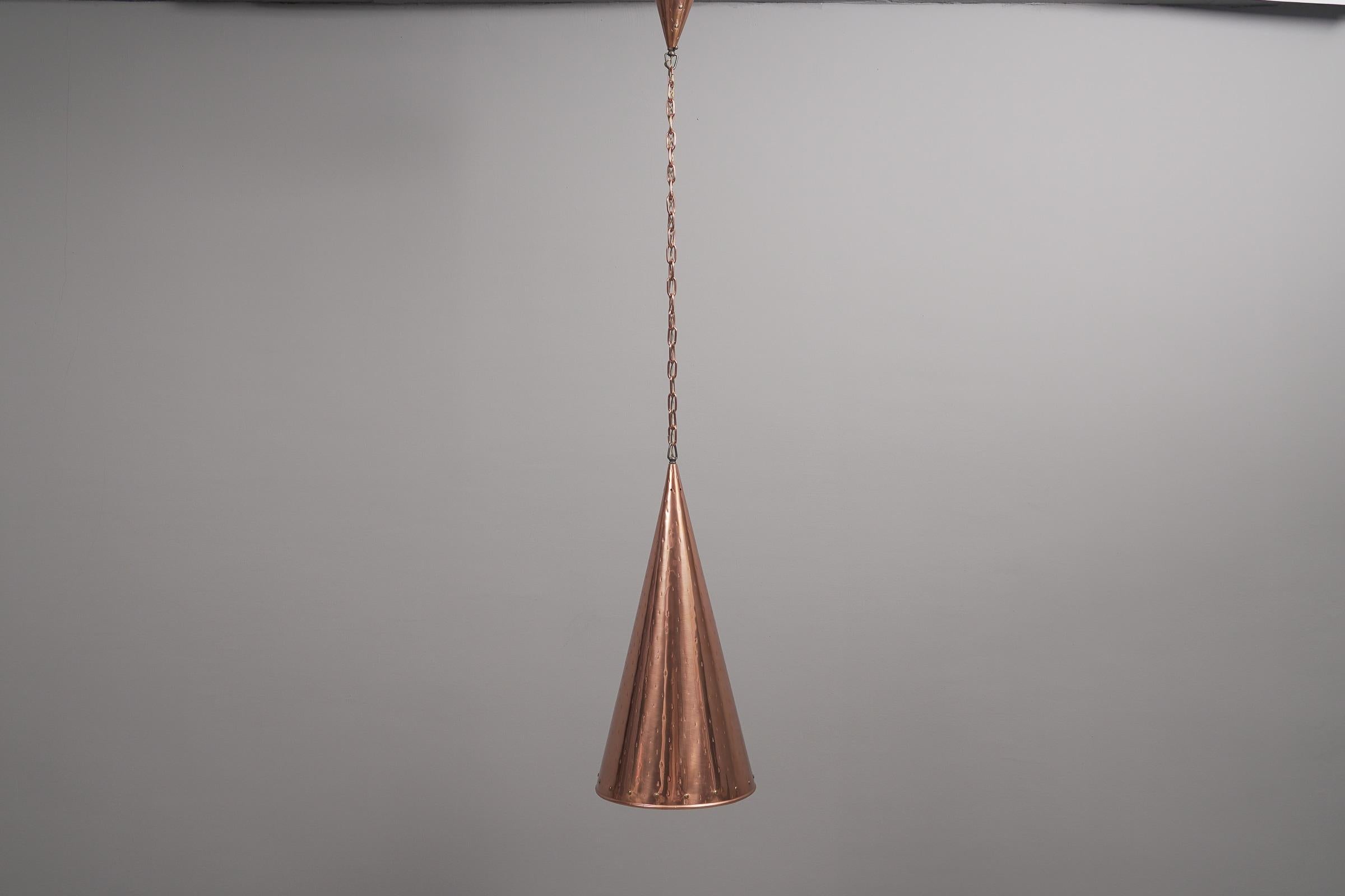 Lovely and highly decorative Mid-Century Modern cone pendant lamp or hanging light. Designed and manufactured by E.S. Horn Aalestrup, Denmark, 1950s.

The cone itself is about 61cm high.

Executed in hammered copper, the pendant lamp comes with 1 x