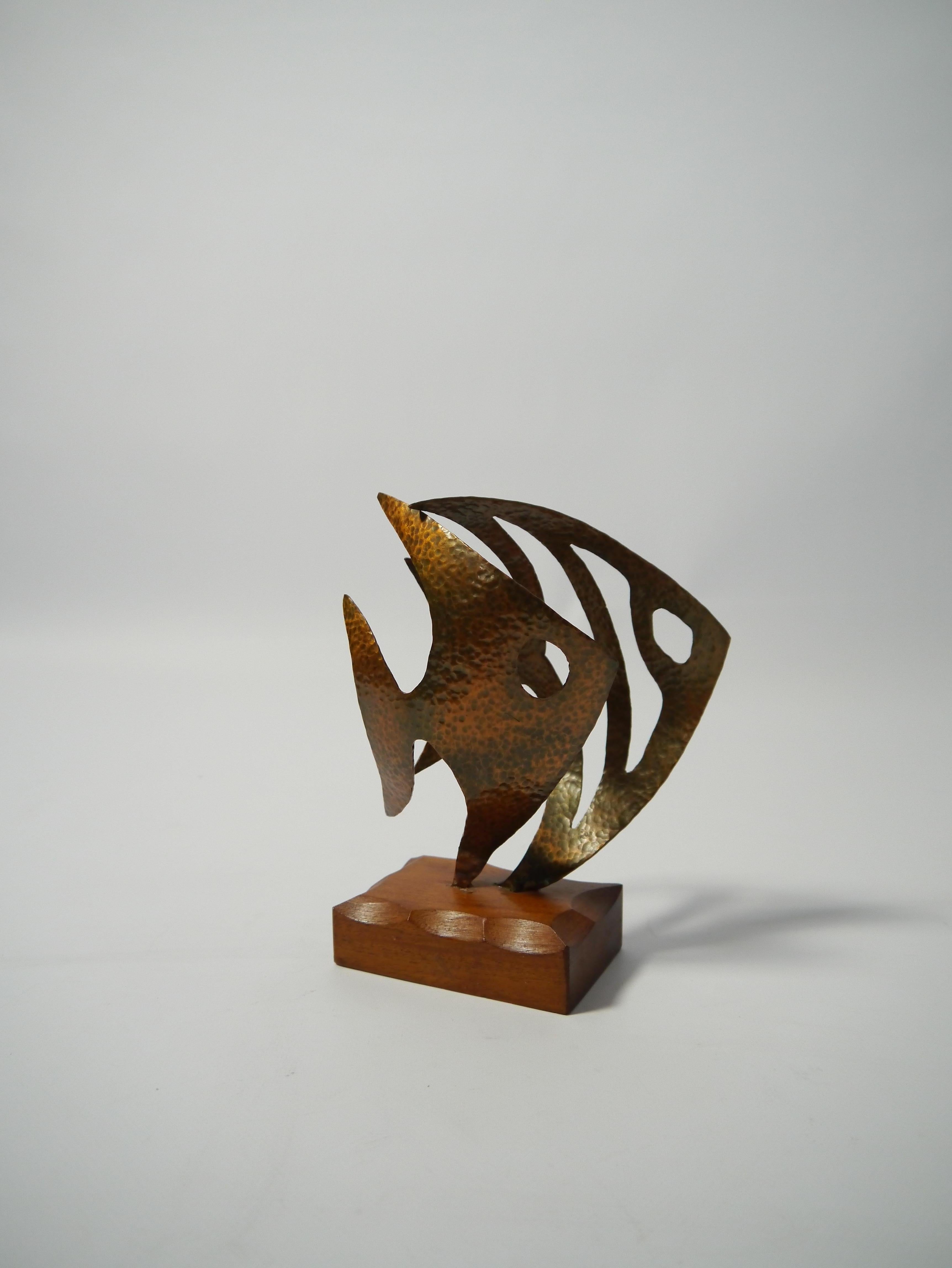Sculpture de poisson stylisé réalisée en cuivre martelé. Marqué à la base 