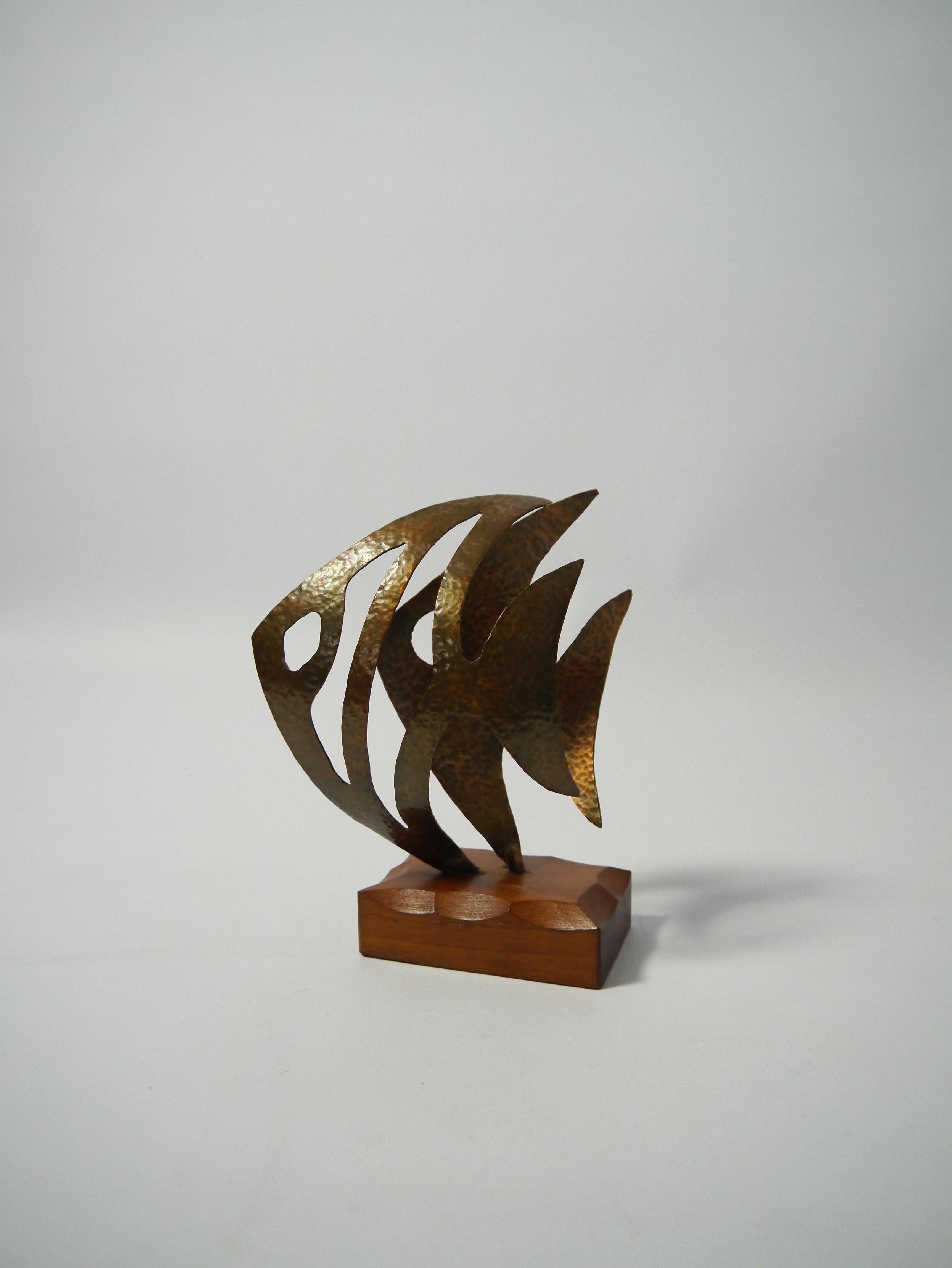Mid-Century Modern Sculpture de poisson en cuivre martelé sur socle en teck, Suède, 1970 en vente