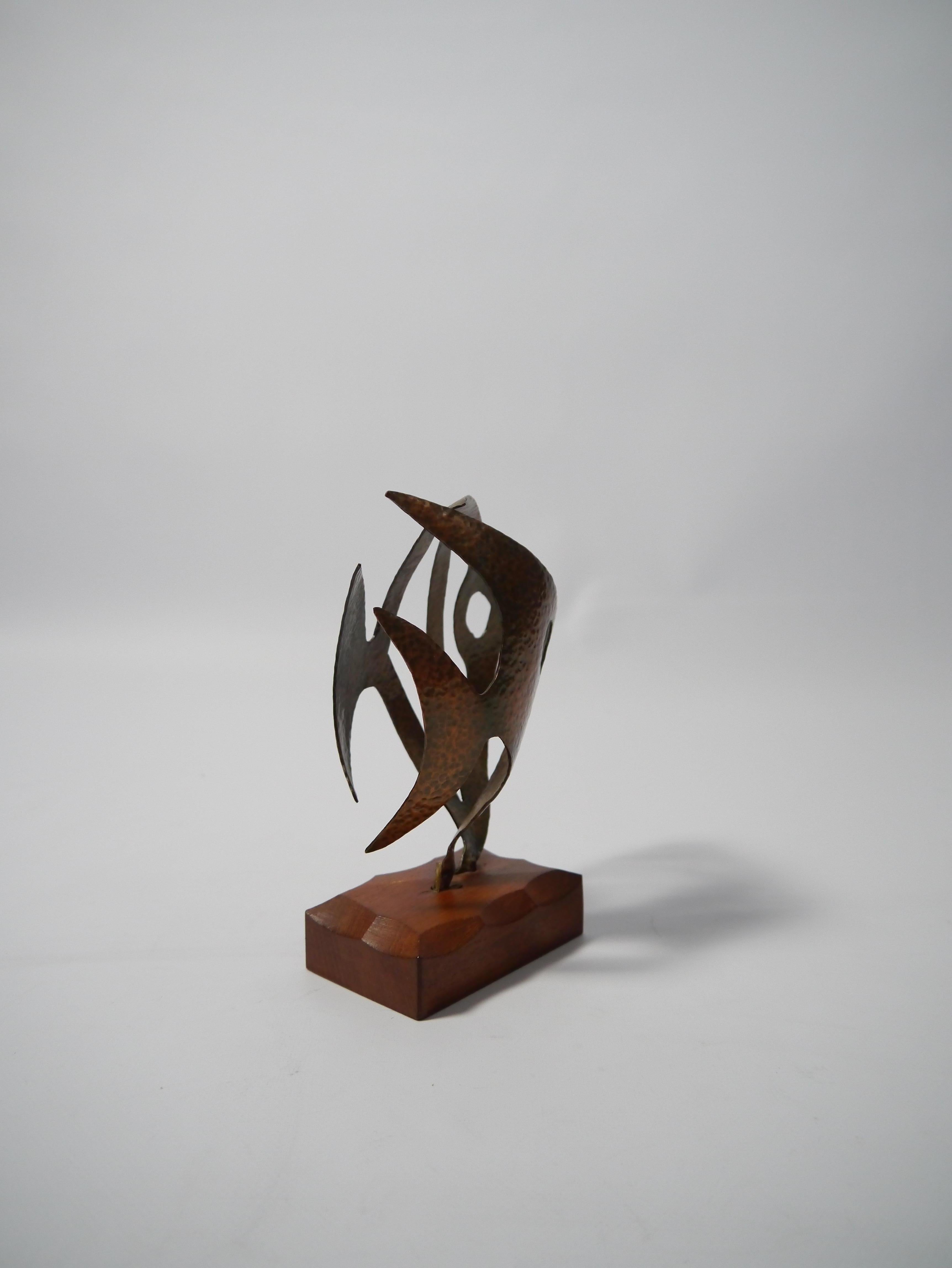 Hammered Copper Fish Sculpture on Teak Base, Sweden, 1970s In Good Condition For Sale In Barcelona, ES