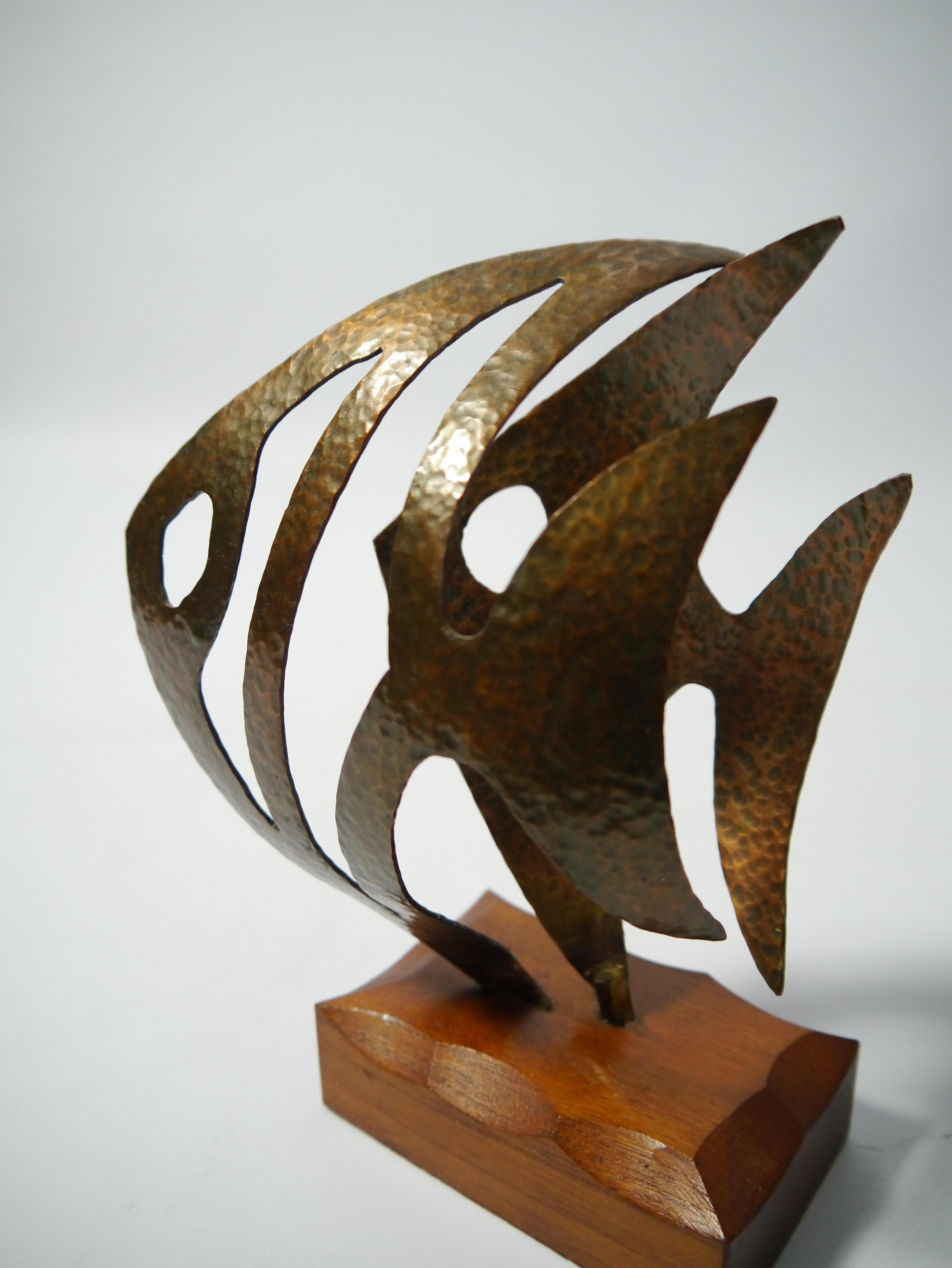 20ième siècle Sculpture de poisson en cuivre martelé sur socle en teck, Suède, 1970 en vente