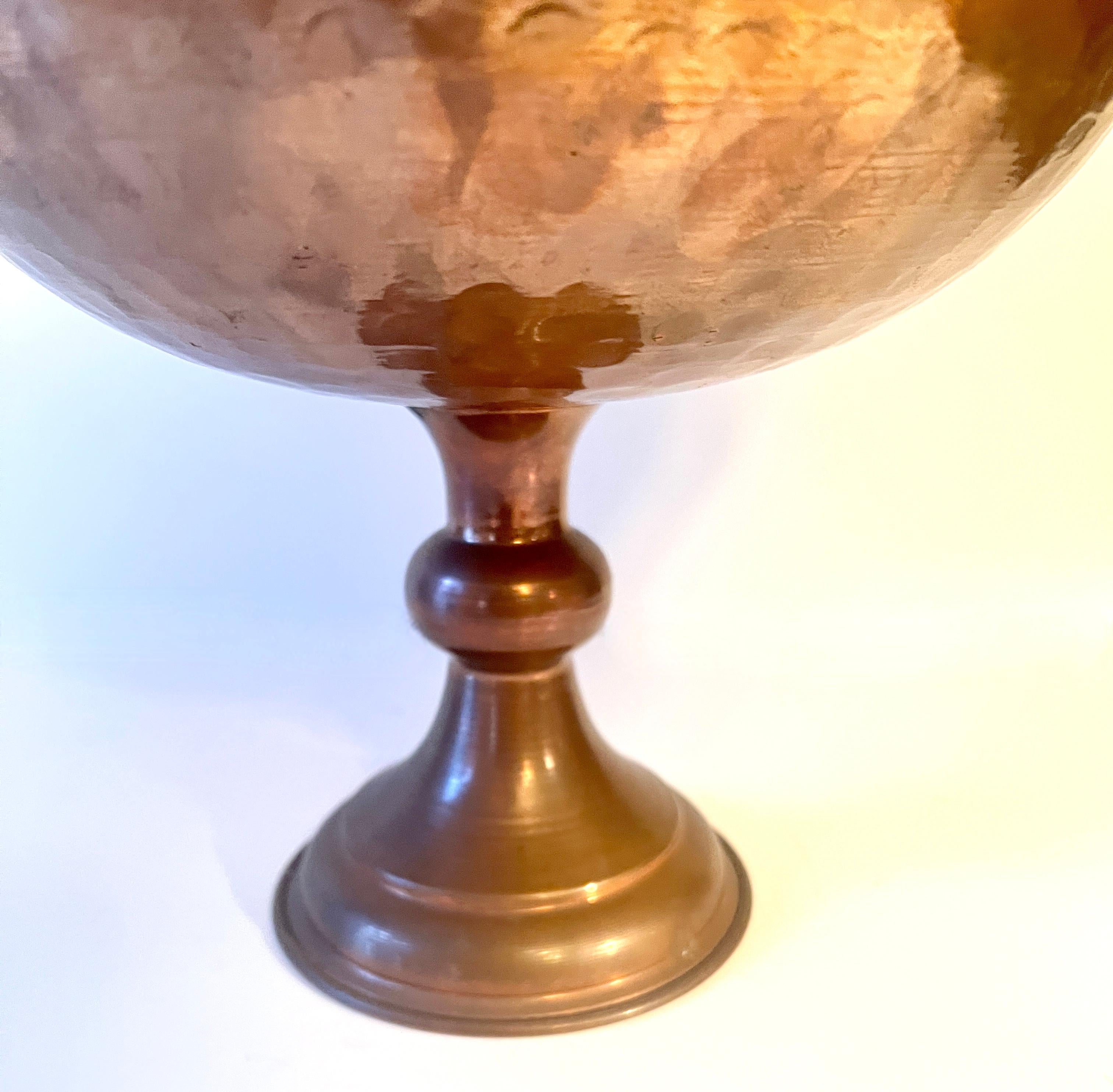 Cuivre Bol sur pied en cuivre martelé avec poignées décoratives en vente