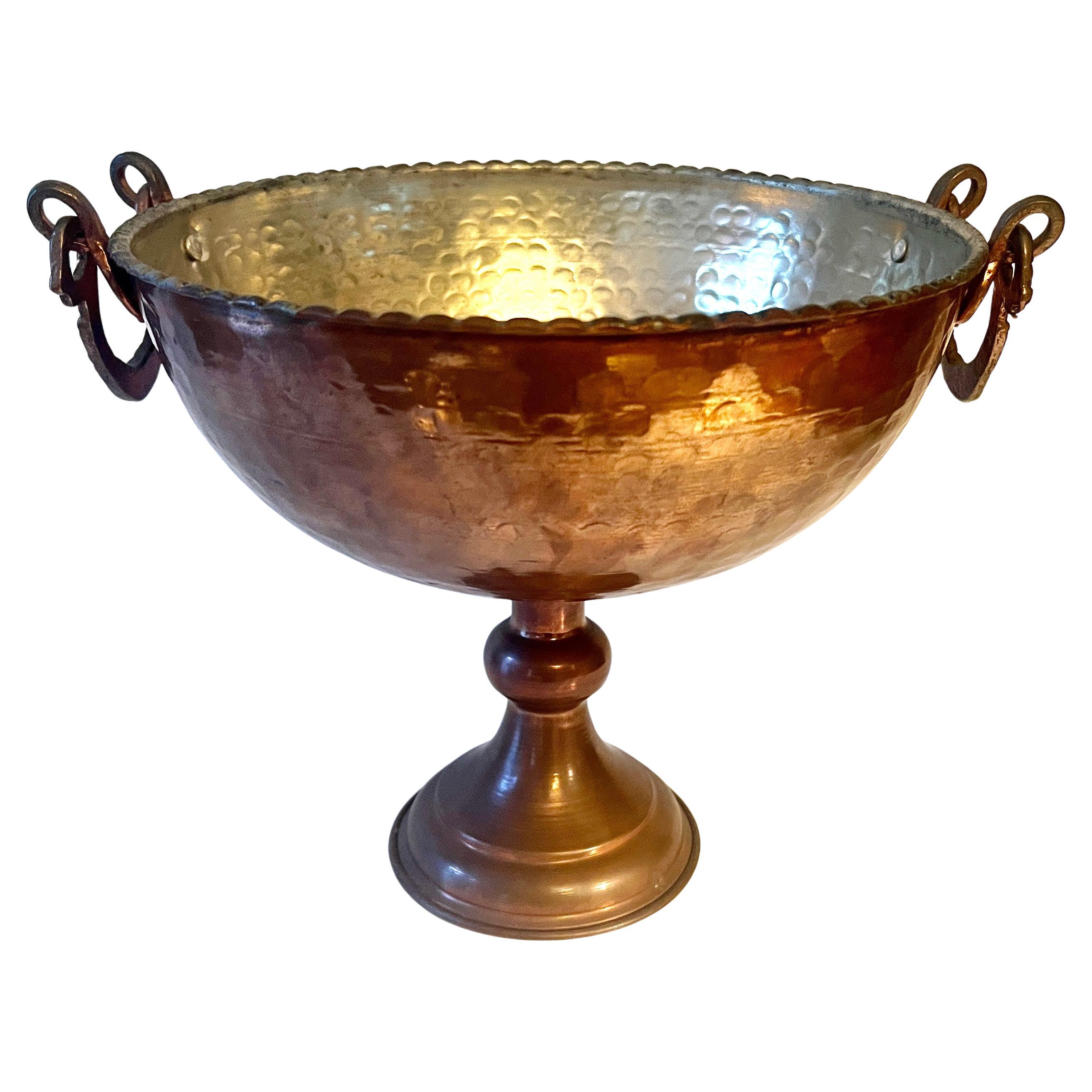 Cuenco de pie de cobre martillado con asas decorativas