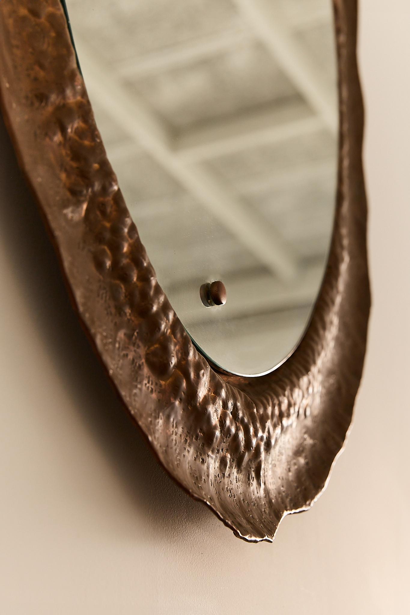 Hammered Copper Mirror Angelo Bragalini (Mitte des 20. Jahrhunderts) im Angebot