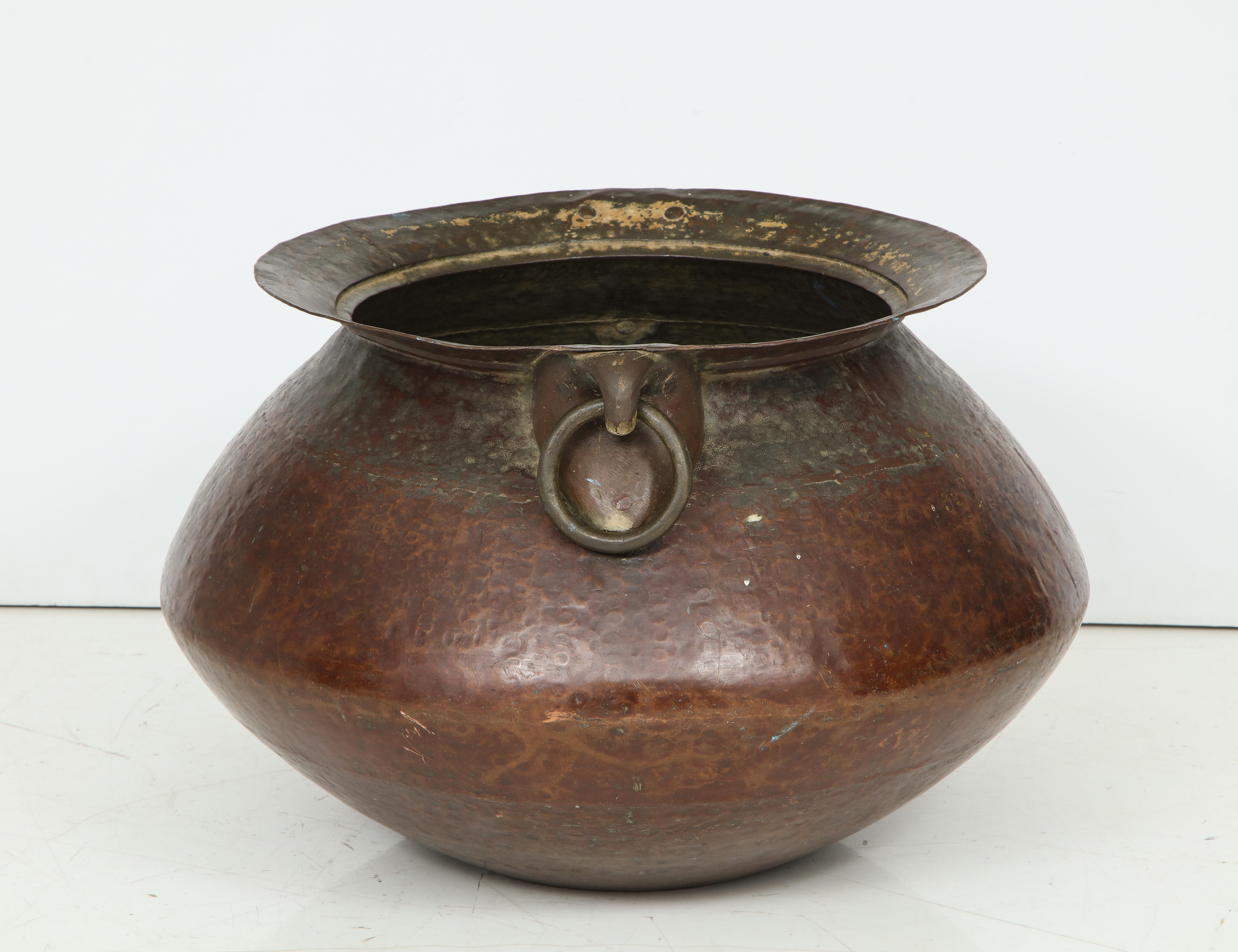 Gehämmertes Kupfer und maurisches Basin aus Bronze, 19. Jahrhundert (Asiatisch) im Angebot