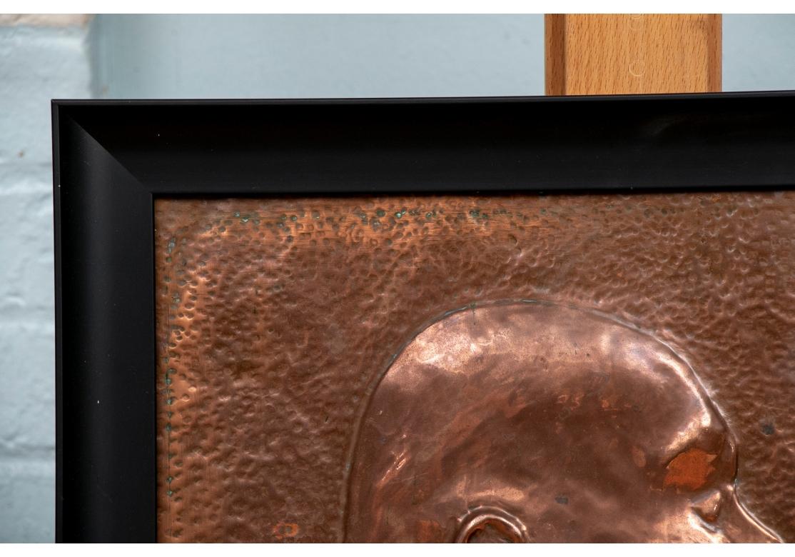 Ein interessantes und sehr dekoratives Artefakt, das eine prominente historische Figur abbildet. Churchill im Profil mit einer Zigarre im Mund und Blick nach rechts. Gehämmerter oberer Hintergrund. In einem ebonisierten Rahmen. 
Sicht 12 x