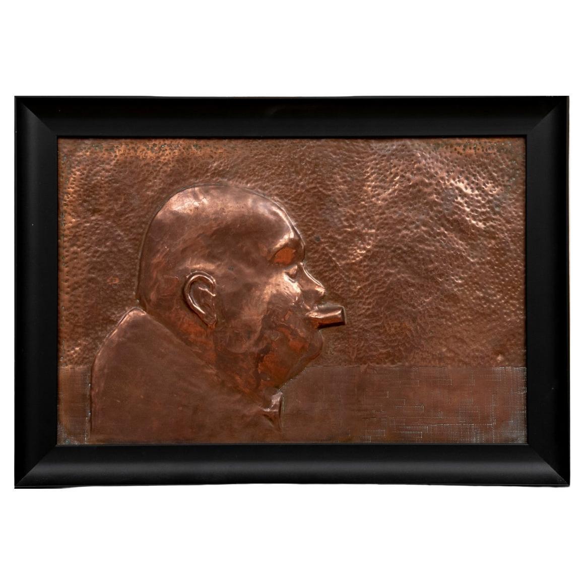 Plaque en cuivre martelé avec le visage de Winston Churchill
