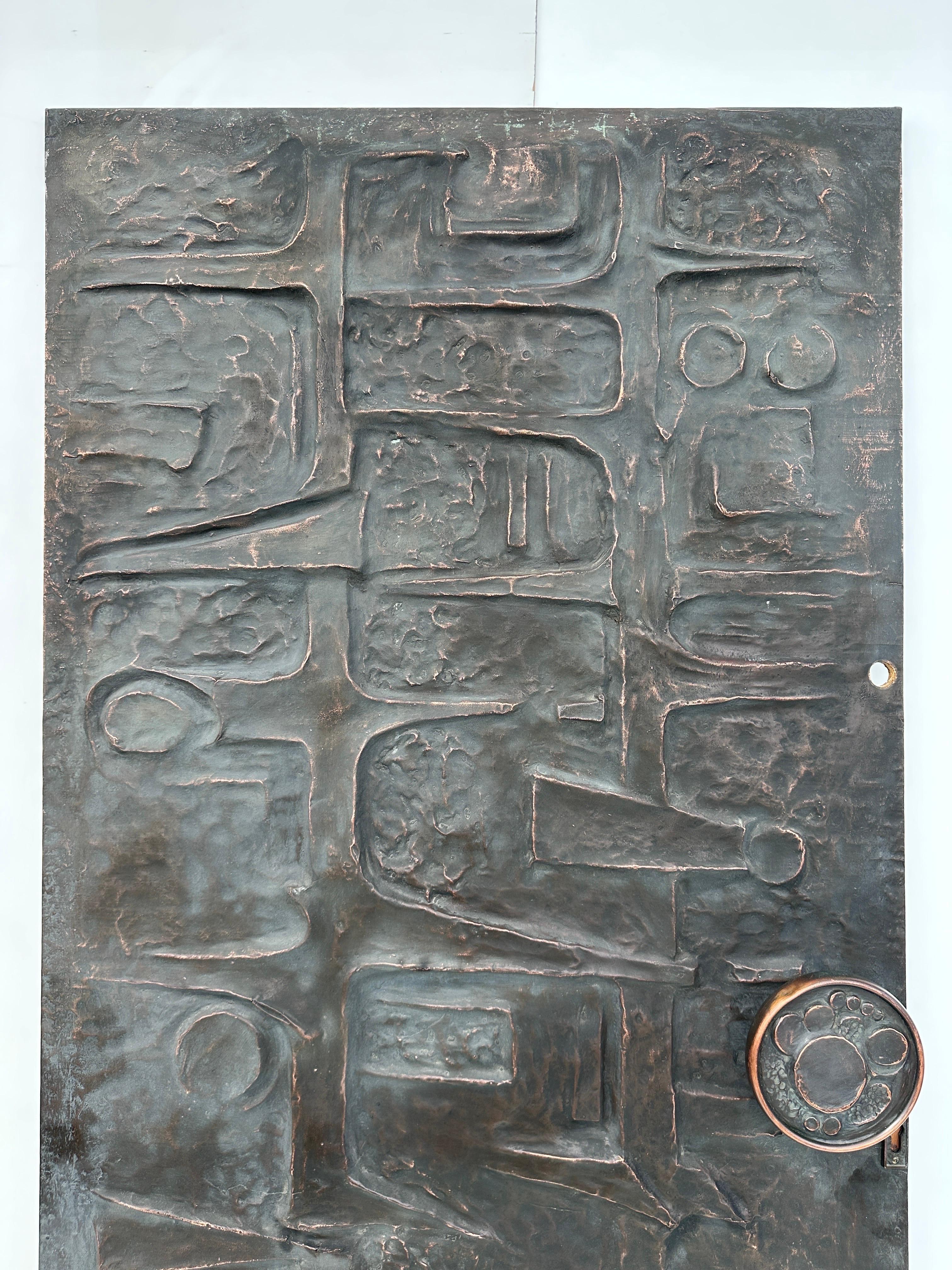 Panneau de porte brutaliste en cuivre repoussé martelé avec poignée, fabriqué en Belgique dans les années 1970.  dans le style de Billy Joe McCarroll et David Gillespi 