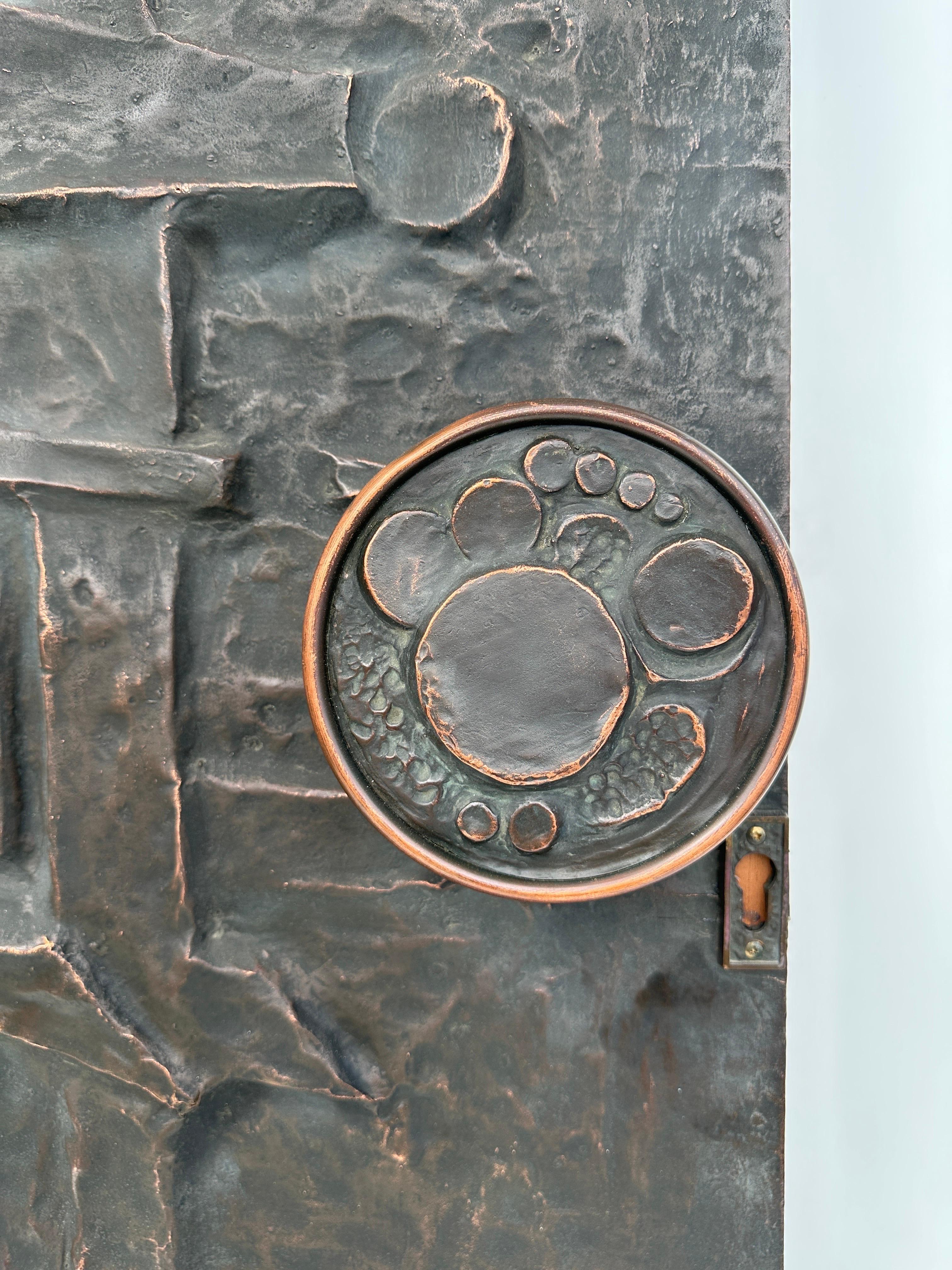 Fin du 20e siècle Panneau de porte brutaliste en cuivre repoussé Hammer 