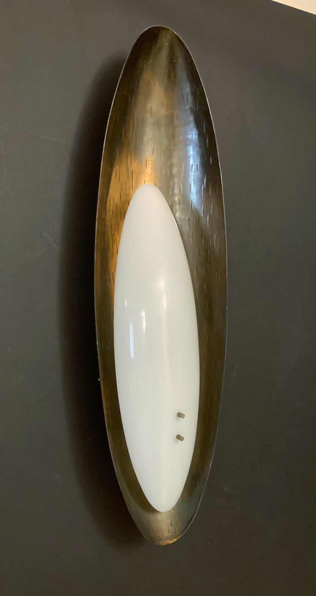 Vintage Italian wall light with hammered copper and white Perspex shades, designed by Goffredo Reggiani / Made in Italy, circa 1960s
Measures: height 23 inches, width 7 inches, depth 4 inches
1 light / E12 or E14 type / max 40W
Last piece available