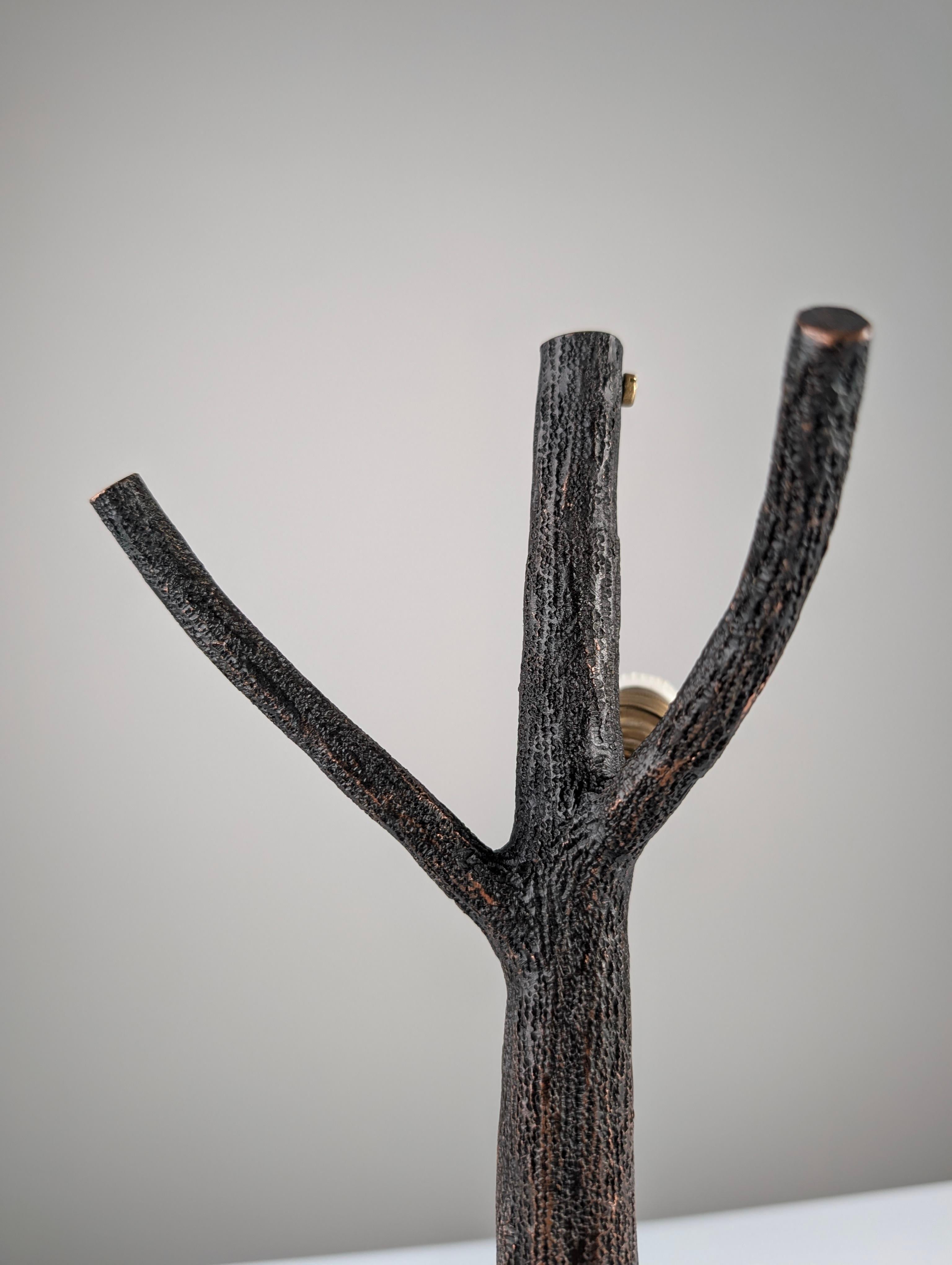 Hammered Copper Sculptural Lamp in the Shape of a Tree, Mid-Century Modern In Good Condition For Sale In Benalmadena, ES