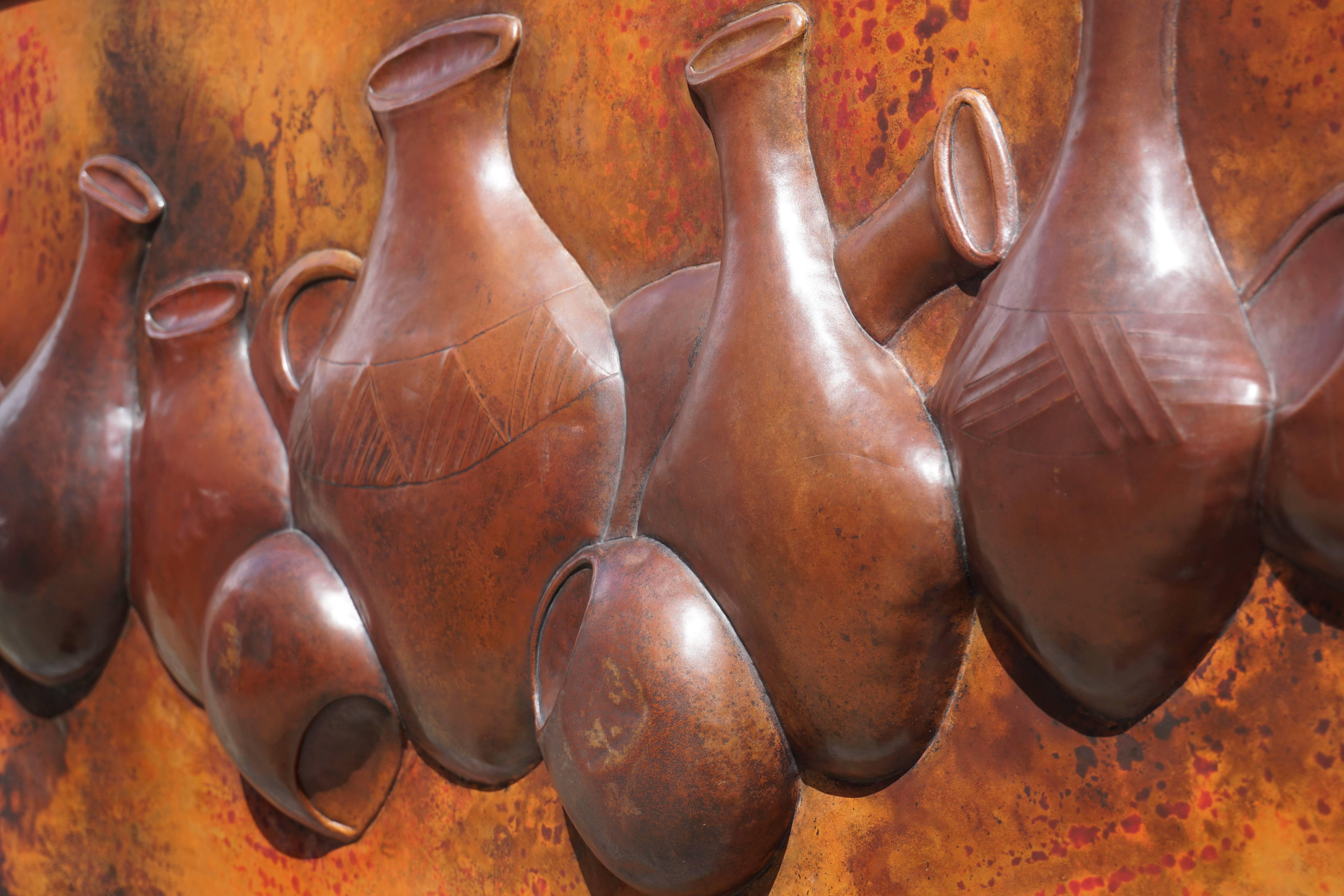 Mid-Century Modern Panneau de sculpture murale en cuivre martelé avec pots africains en vente